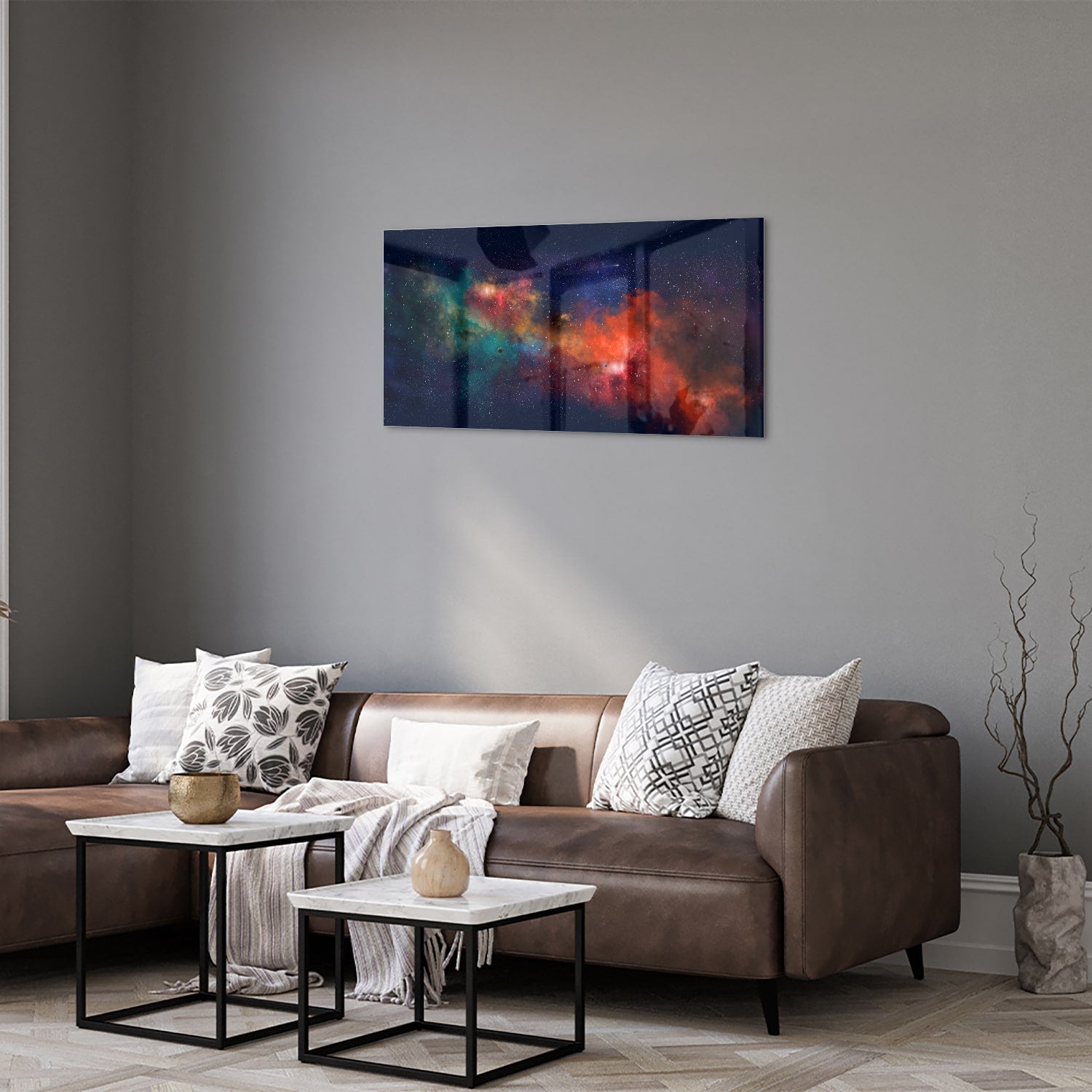 Glazen schilderij van een sterrenstelsel in levendige kleuren aan de muur.