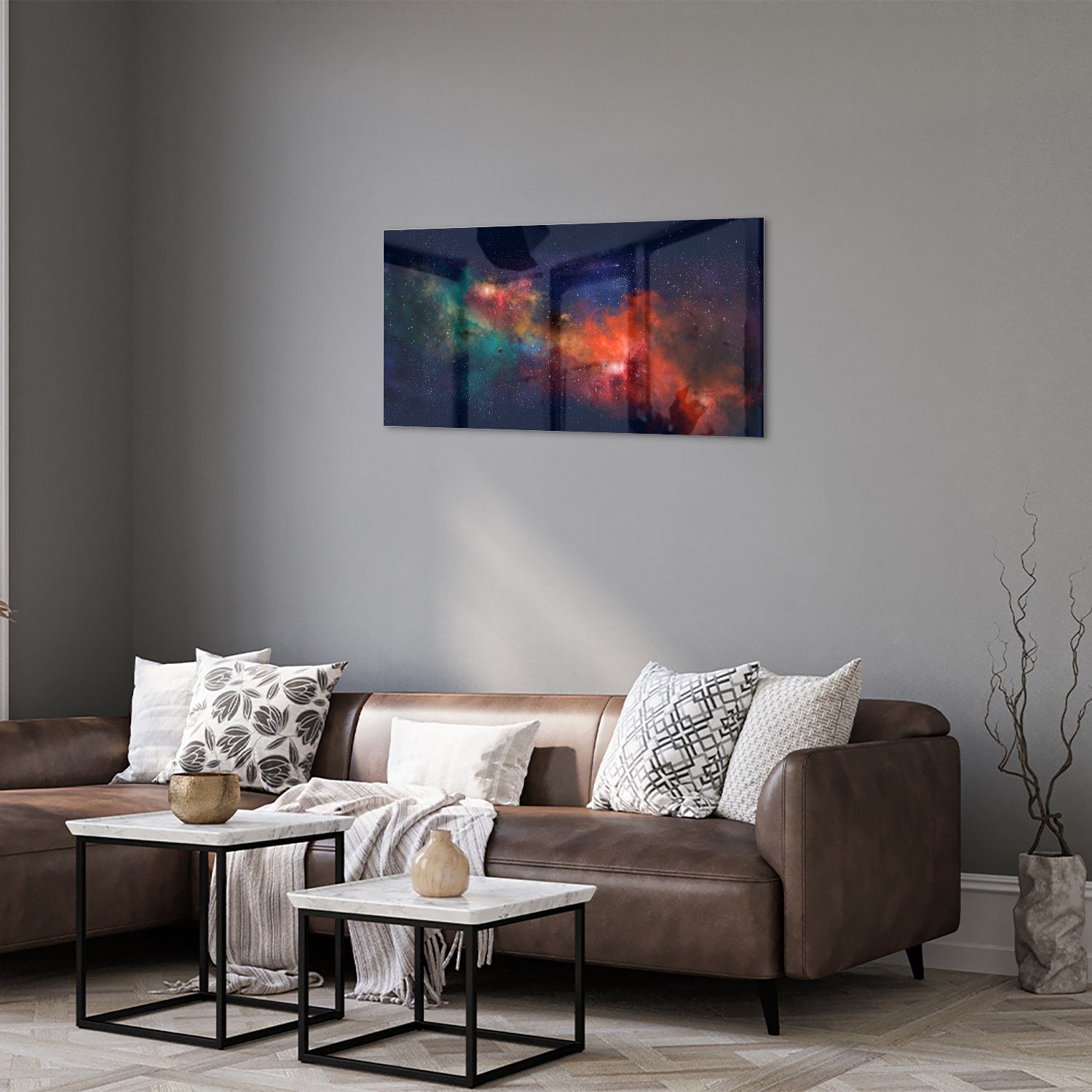 Glazen schilderij van een sterrenstelsel in levendige kleuren aan de muur.