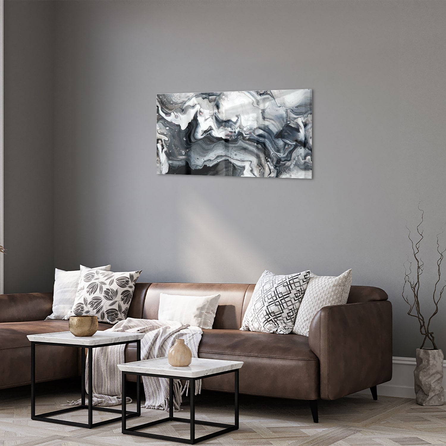 Abstract glazen schilderij met grijze en witte tinten aan de muur.