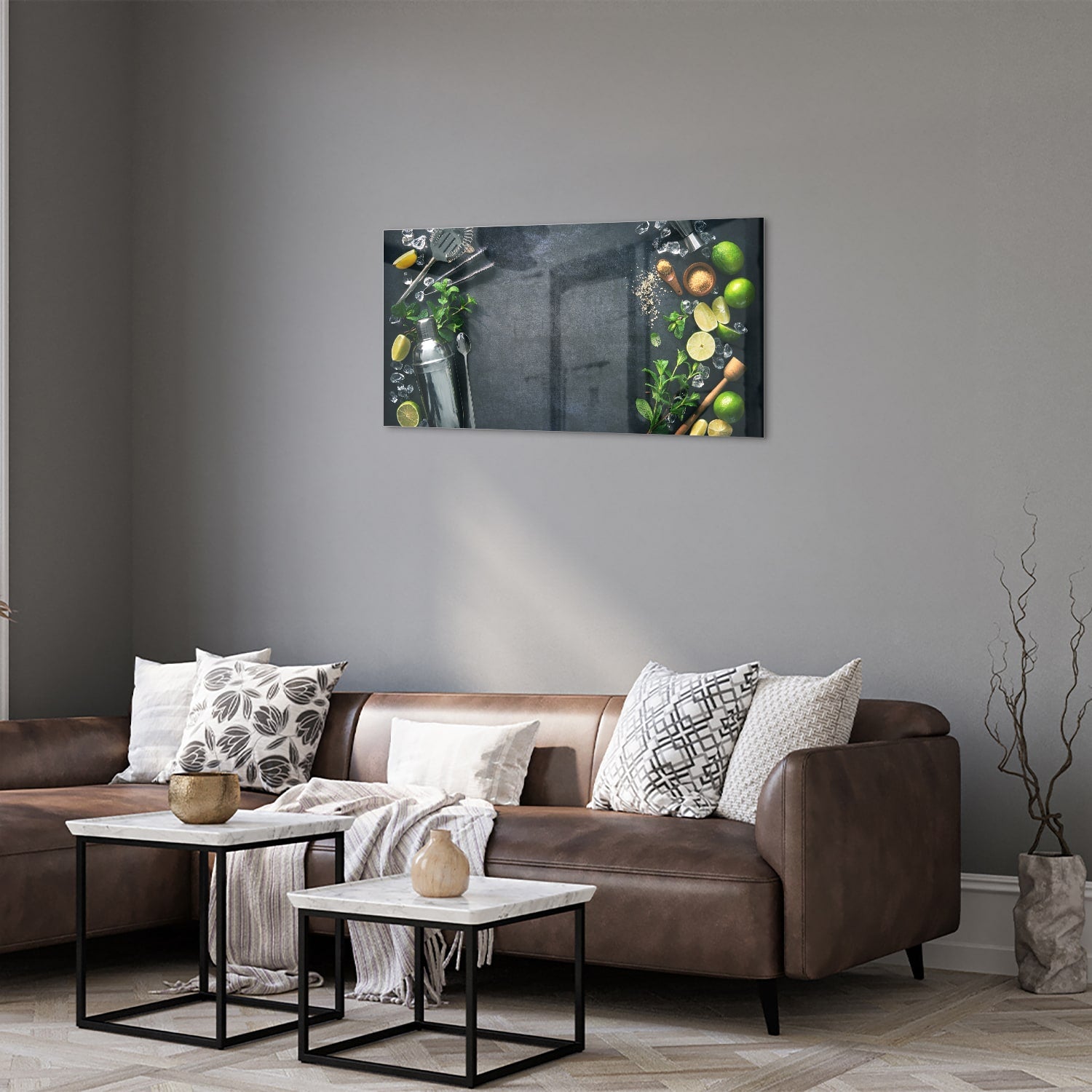 Glazen schilderij met kruiden en citroenen op een moderne muur.
