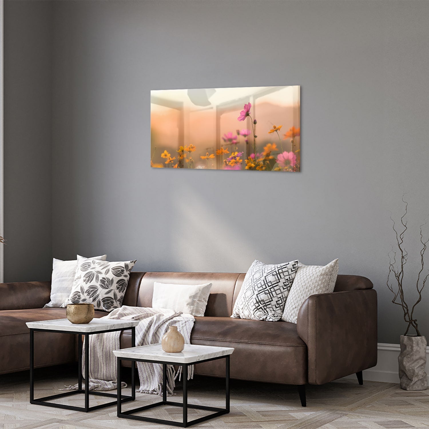Glazen schilderij met kleurrijke bloemen tegen een pastelachtergrond.