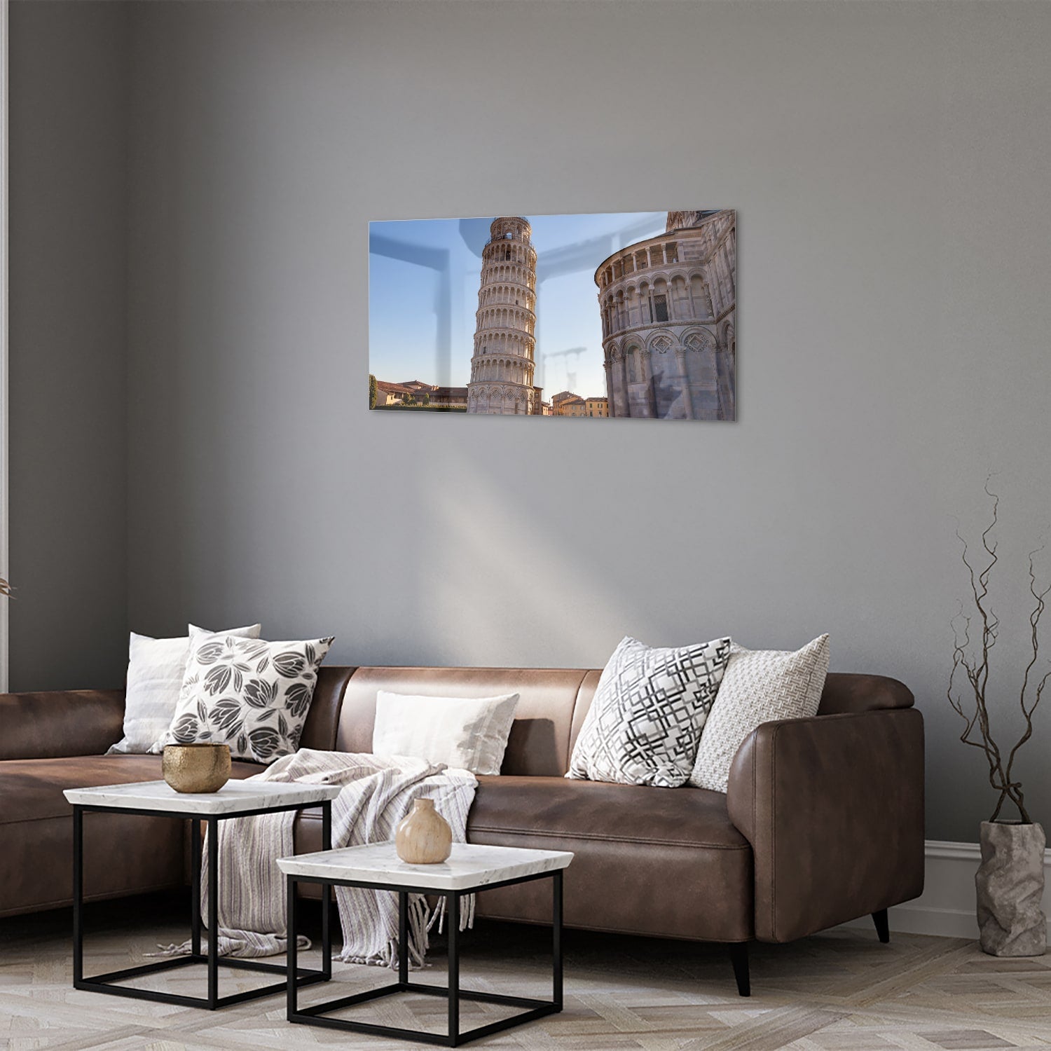 Glazen schilderij van de Toren van Pisa in een stijlvolle woonkamer.
