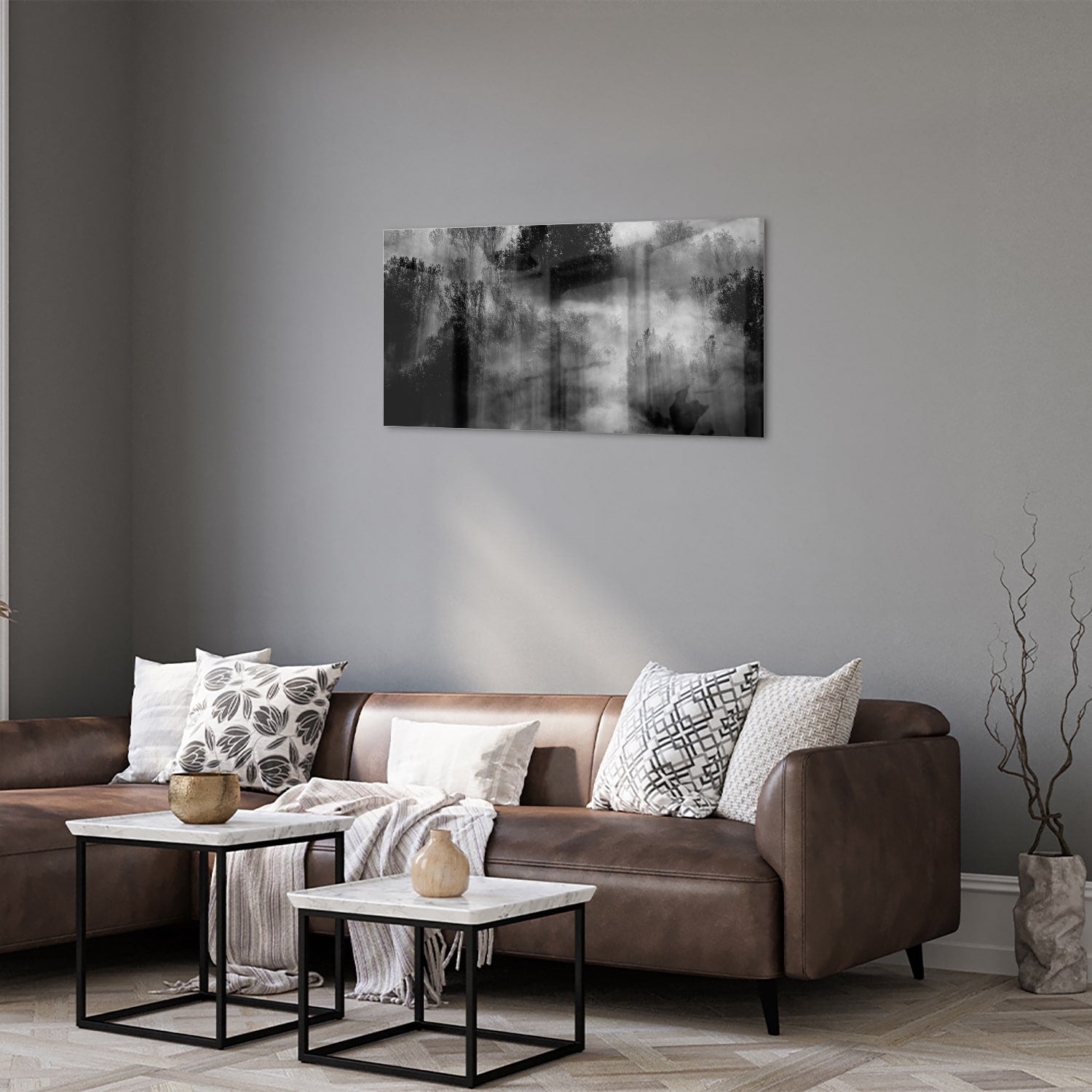 Glazen schilderij met een abstract zwart-wit landschap van bomen in de mist.