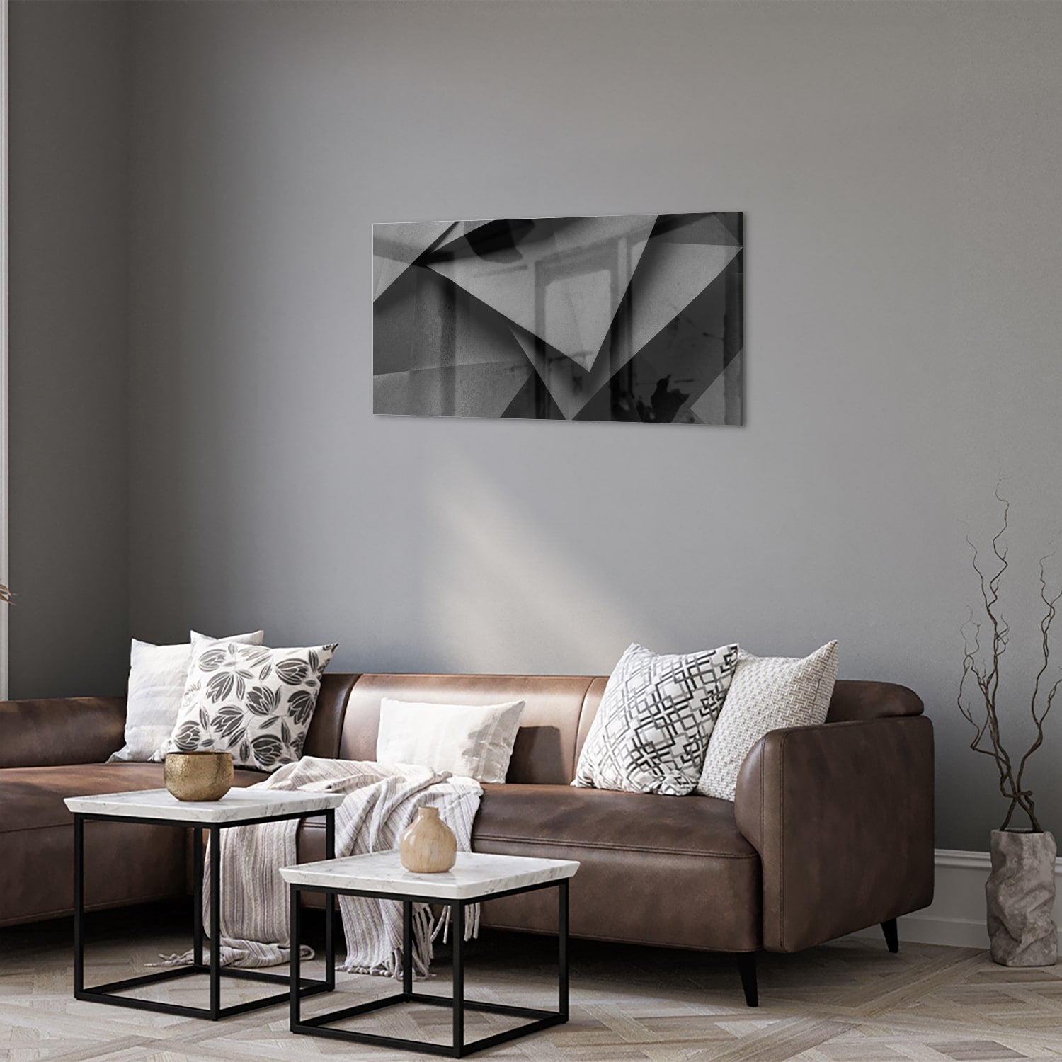 Modern glazen schilderij met een geometrisch zwart-wit ontwerp aan de muur.