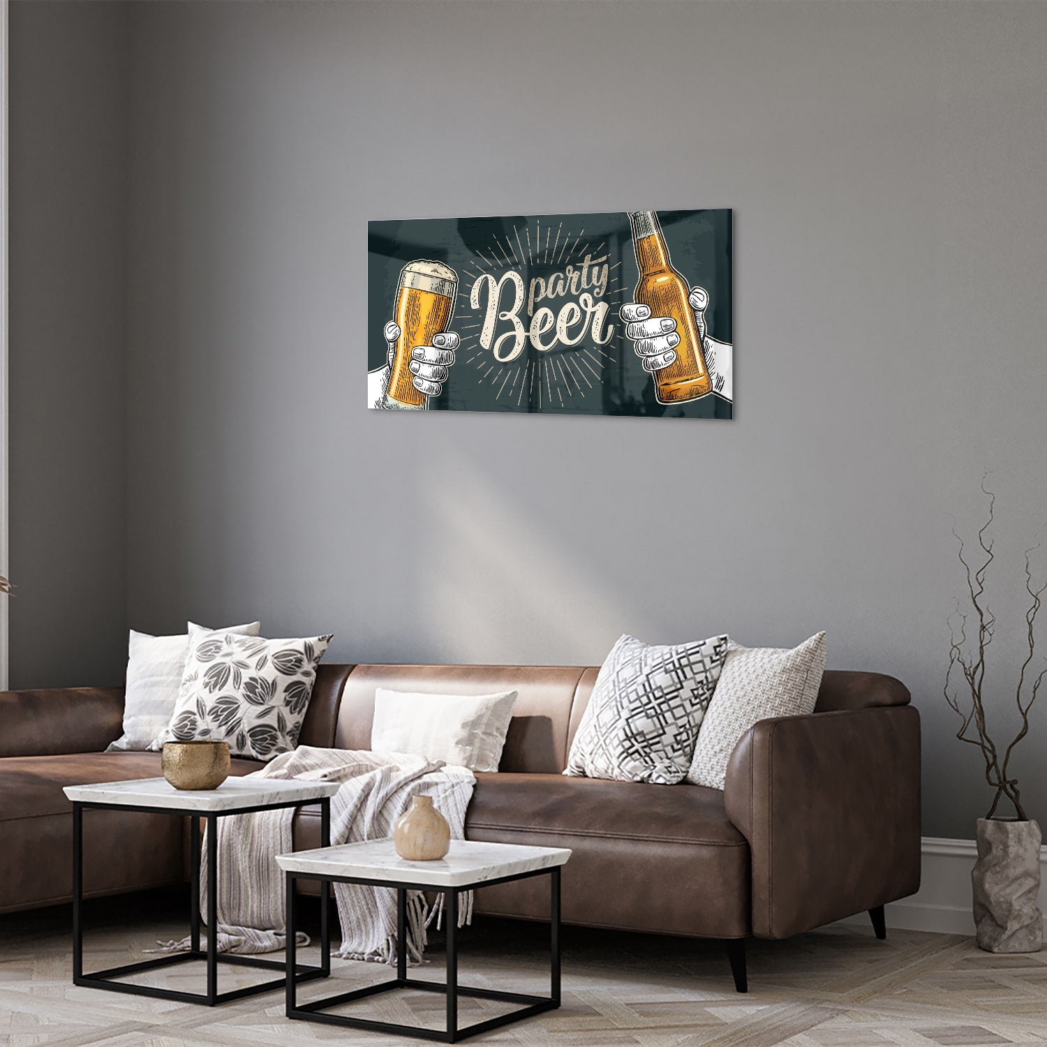 Feestelijk glazen schilderij met twee handen die bier vasthouden.