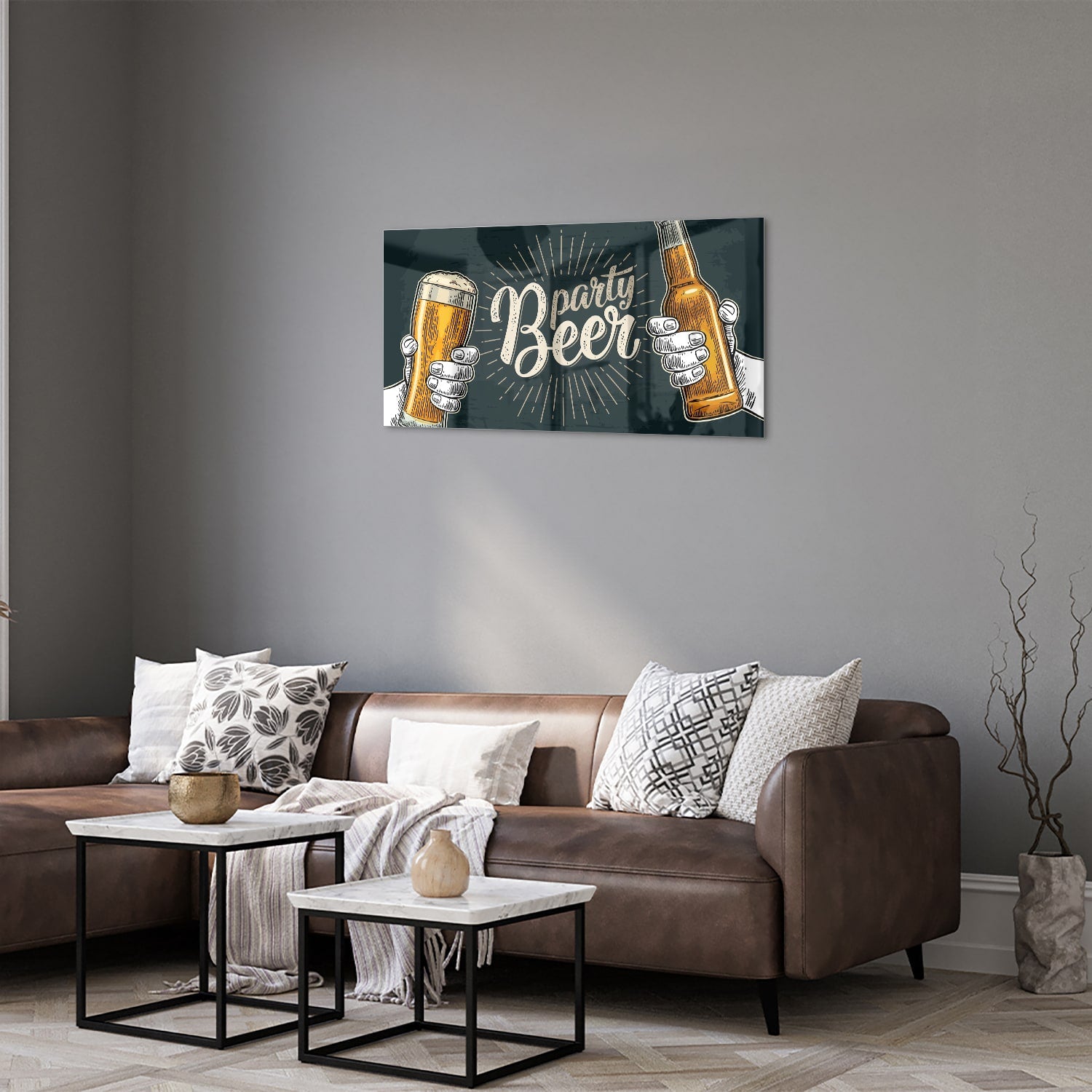 Feestelijk glazen schilderij met twee handen die bier vasthouden.