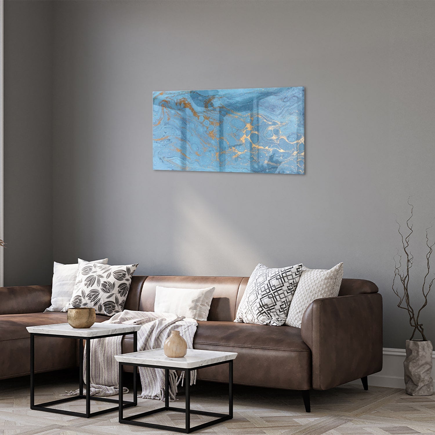 Glazen schilderij met blauw en gouden patronen aan de muur boven een houten kast.