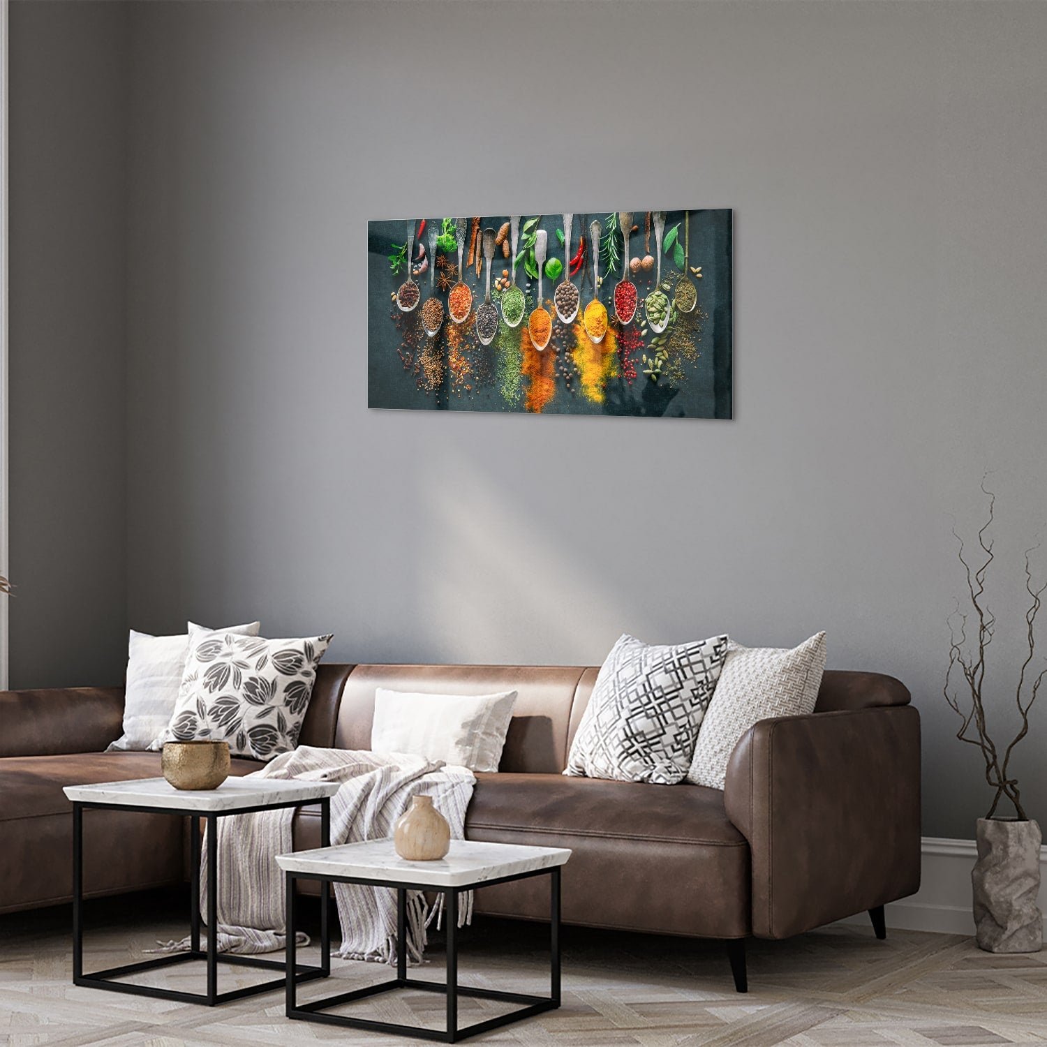 Glazen schilderij met een assortiment kleurrijke specerijen en kruiden, perfect voor keukeninrichting.