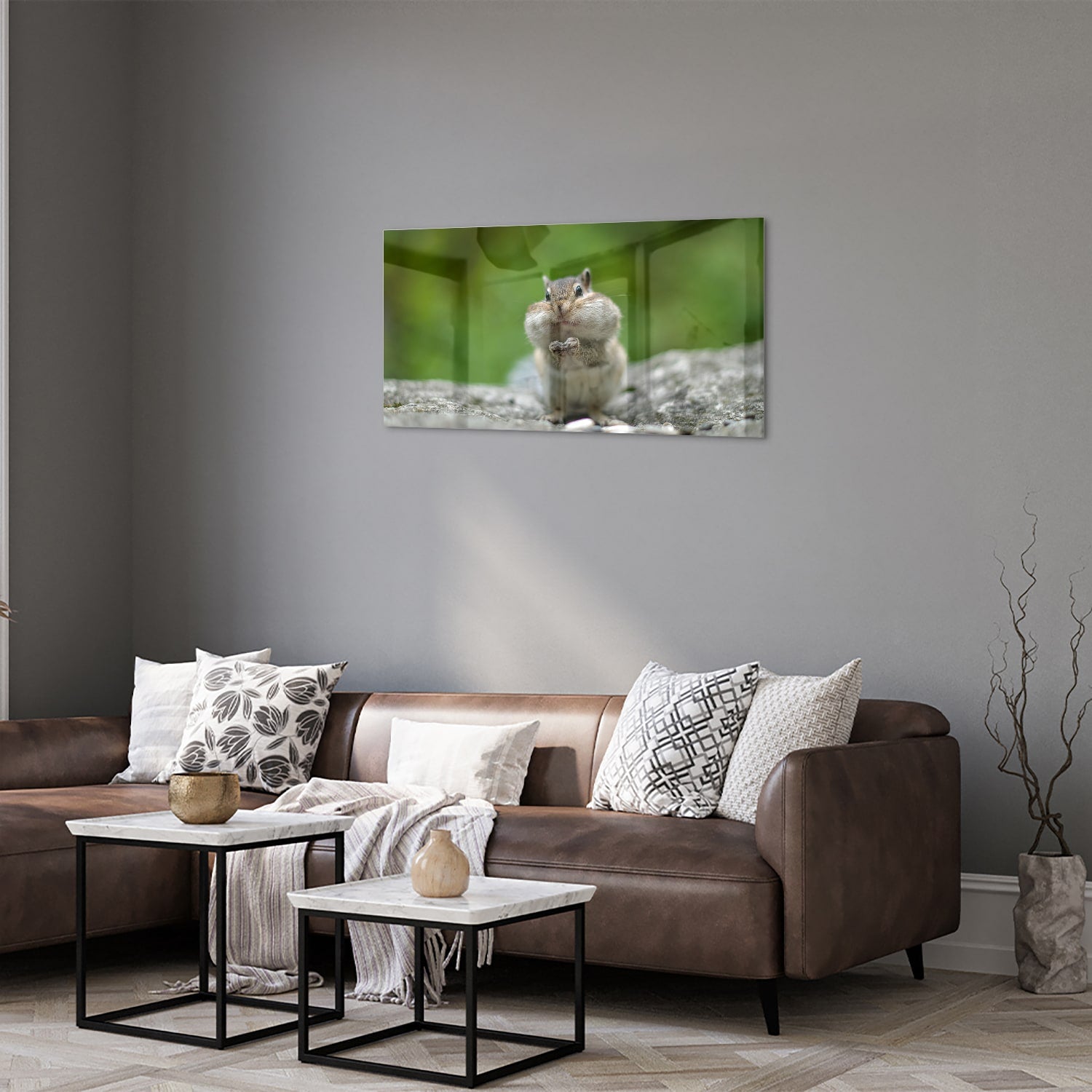 Glazen schilderij van een eekhoorn met een noot in zijn hand
