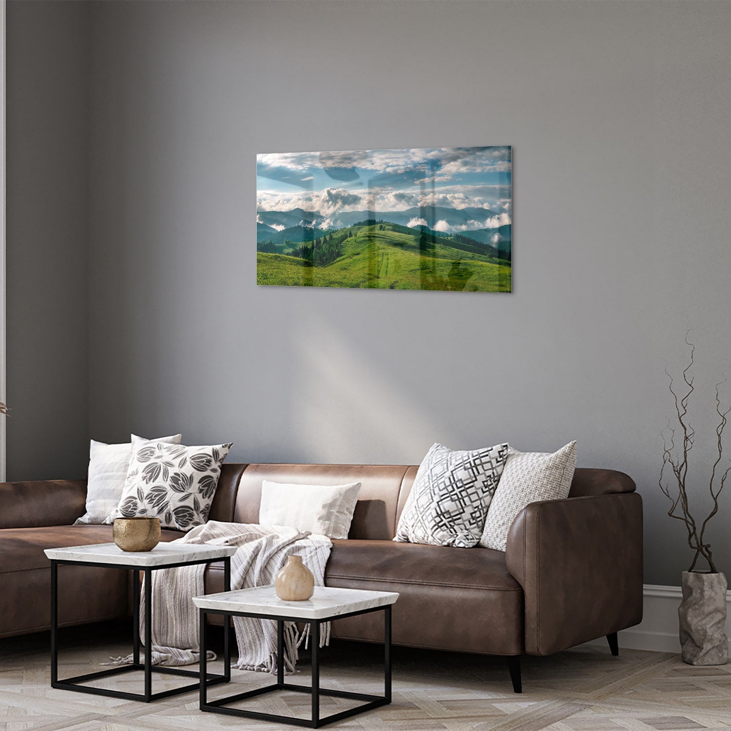 Glas schilderij van een prachtig berglandschap met groene heuvels en bergen.