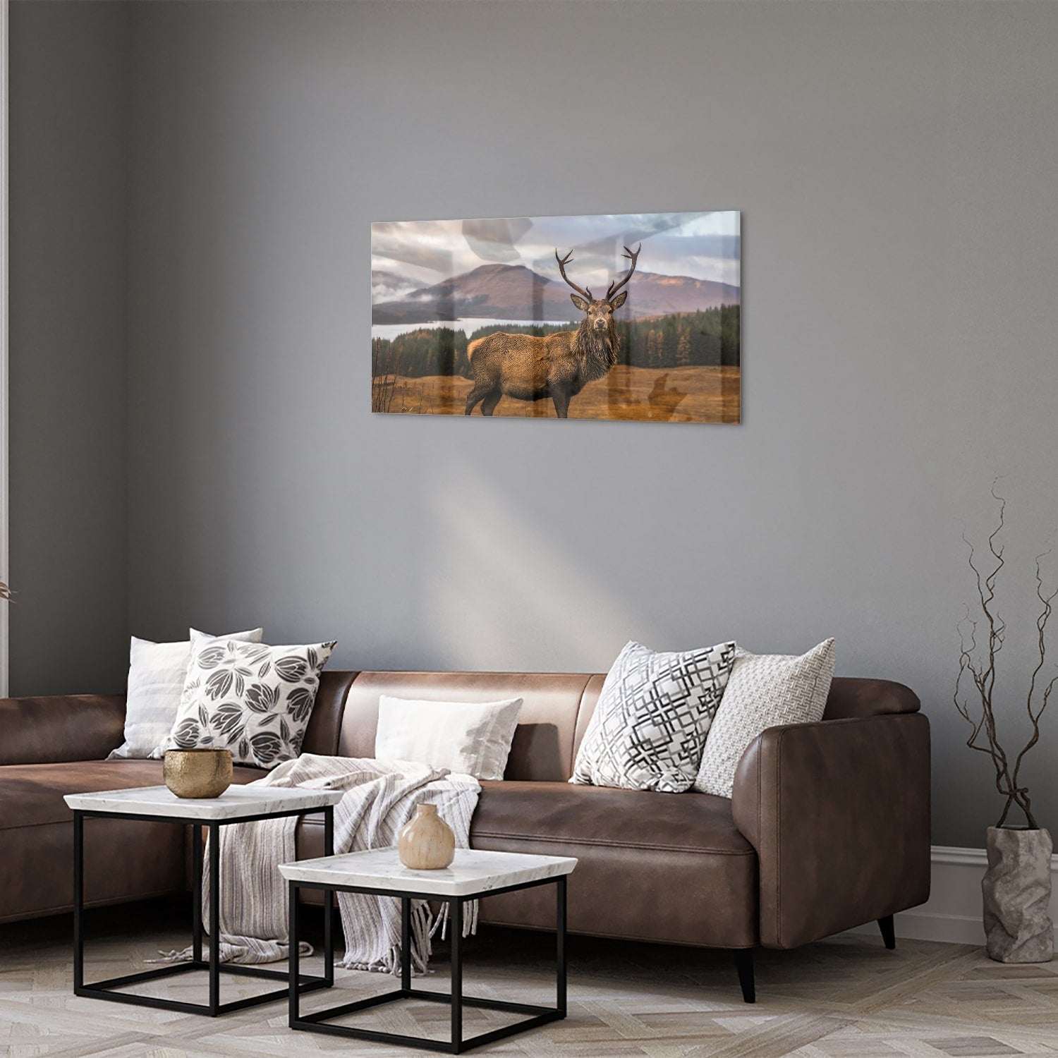 Glazen schilderij van een hert op een natuurlijke achtergrond.