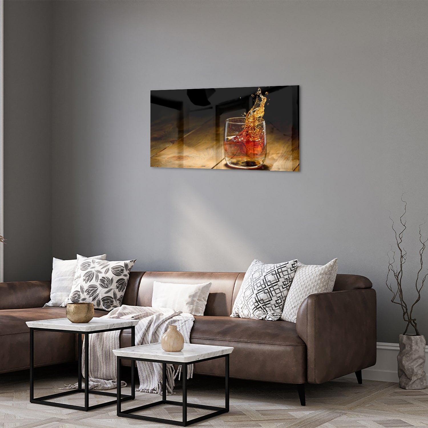 Glazen schilderij met een glas en spetterende drank op een houten tafel.