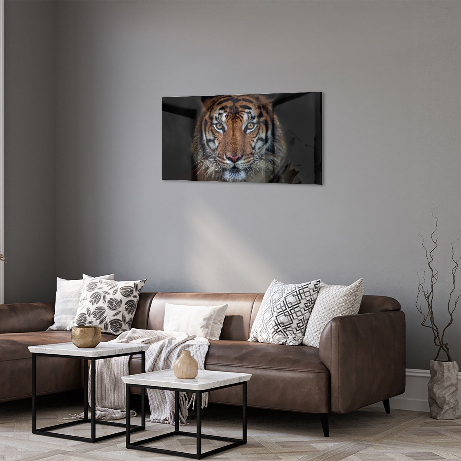 Glazen schilderij van een tijger, mooi weergegeven in een moderne woonkamer.