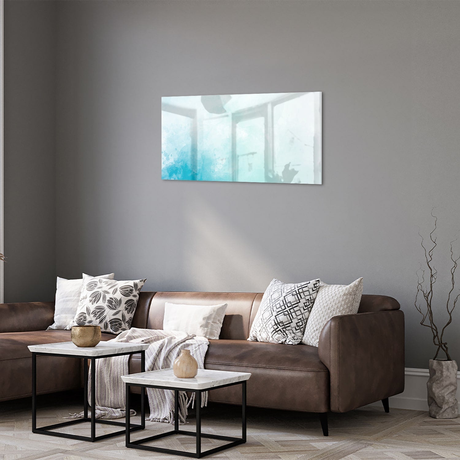 Abstract glazen schilderij met blauwe en turquoise tinten aan de muur.