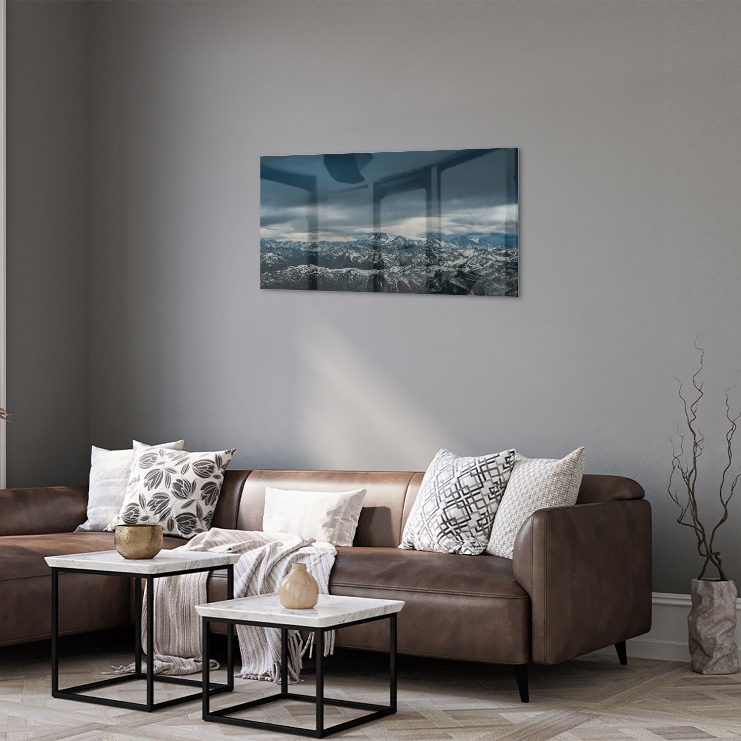 Glazen schilderij van een majestueus berglandschap met sneeuwtoppen