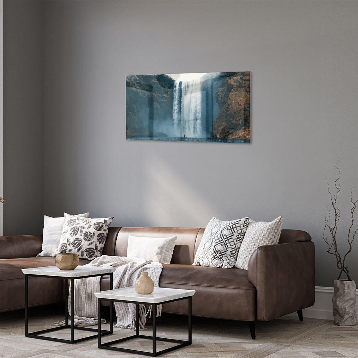 Glazen schilderij van een waterval in een moderne woonkamer.