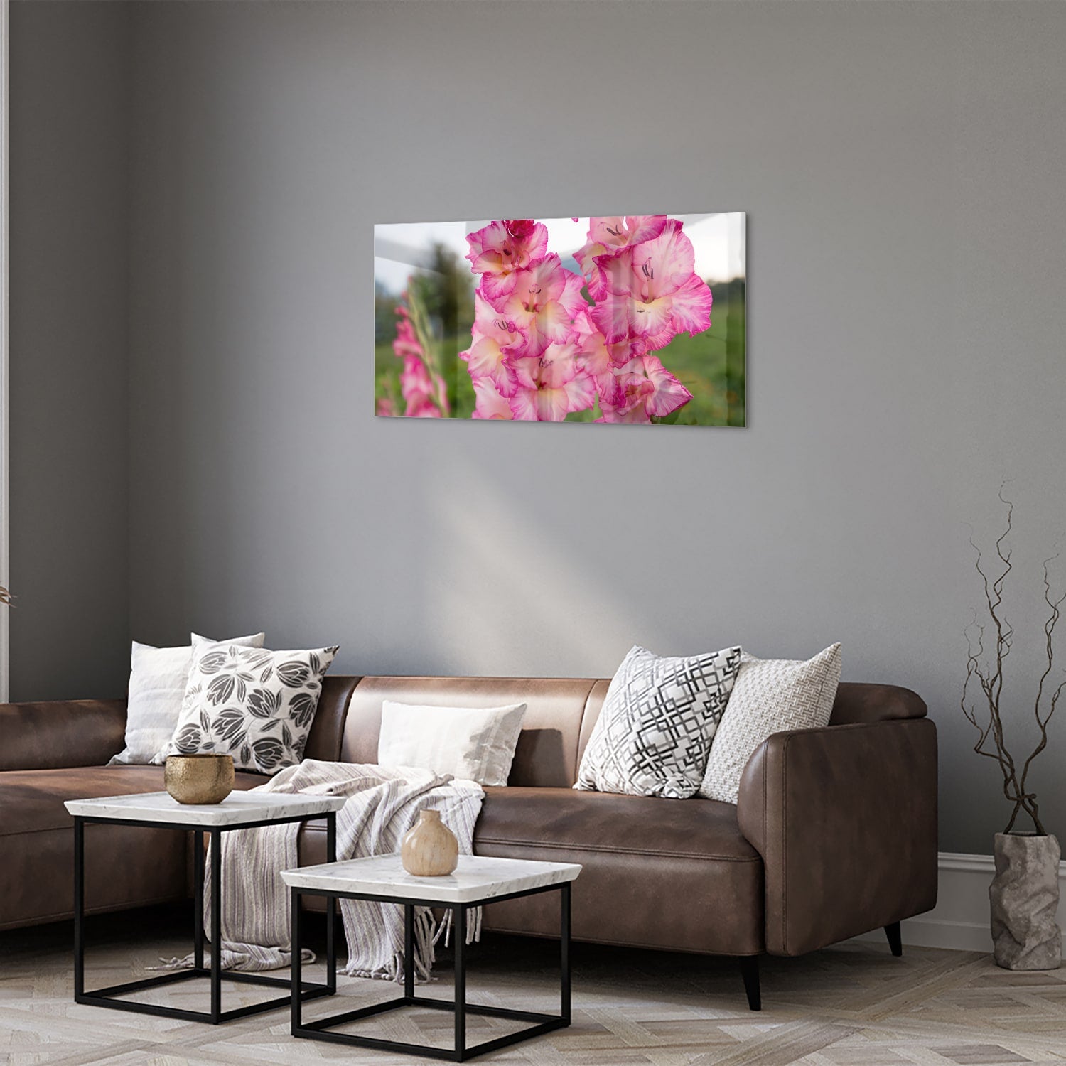 Glazen schilderij van roze gladiolen, een elegant decoratief stuk voor de muur.