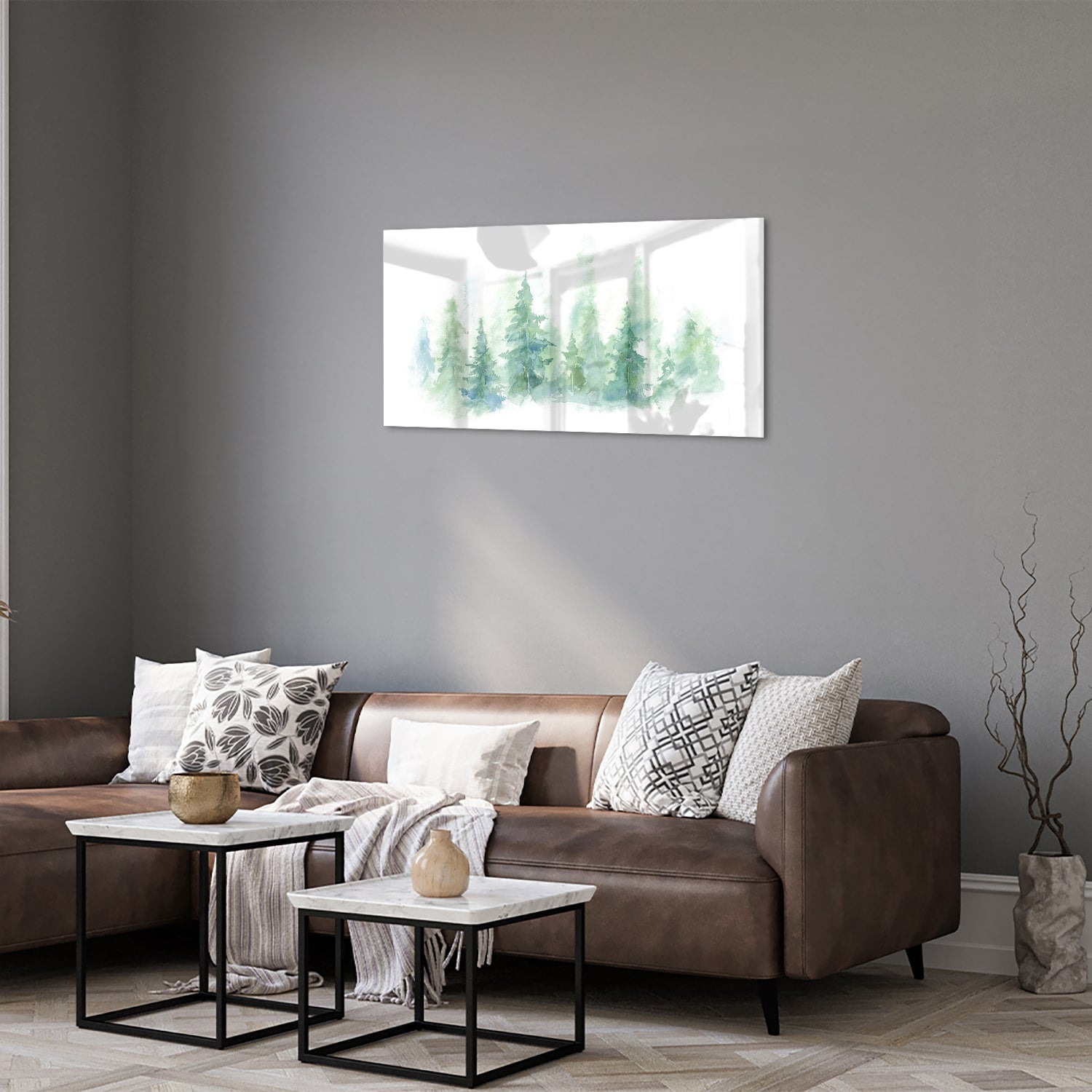 Glazen schilderij met groene dennenbomen aan de muur in een modern interieur.