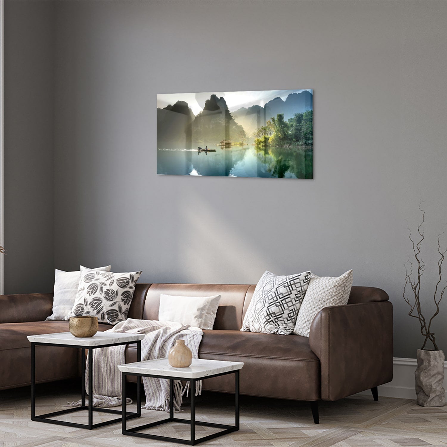 Glazen schilderij van een serene berglandschap met reflecties in het water.