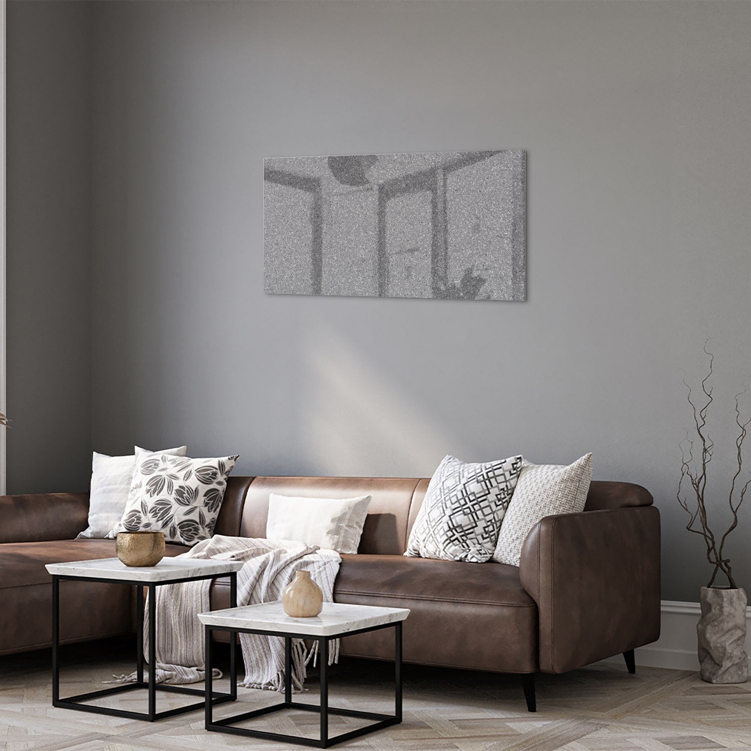 Abstract glazen schilderij in grijstinten hangt aan de muur in een moderne woonkamer.