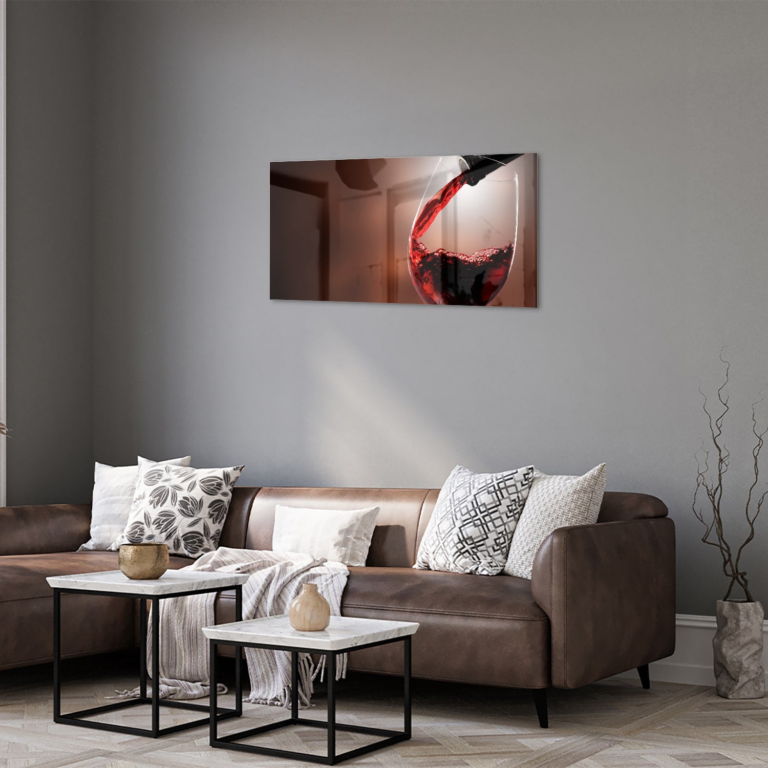Glazen schilderij van een rode wijn die in een glas wordt ingeschonken, zichtbaar in een moderne woonkamer.