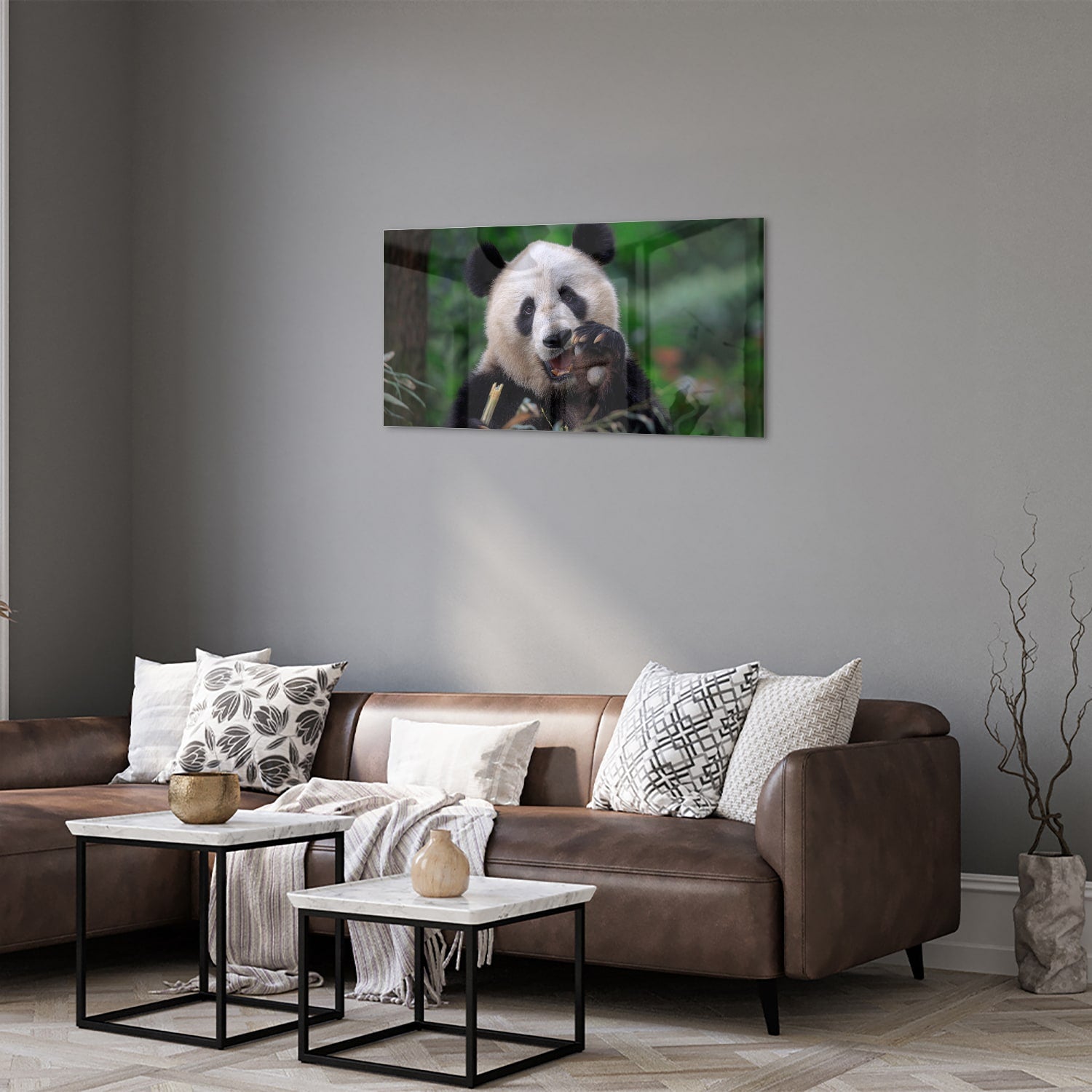 Glazen schilderij met een panda in een groene omgeving, perfect voor mooie interieurdecoratie.