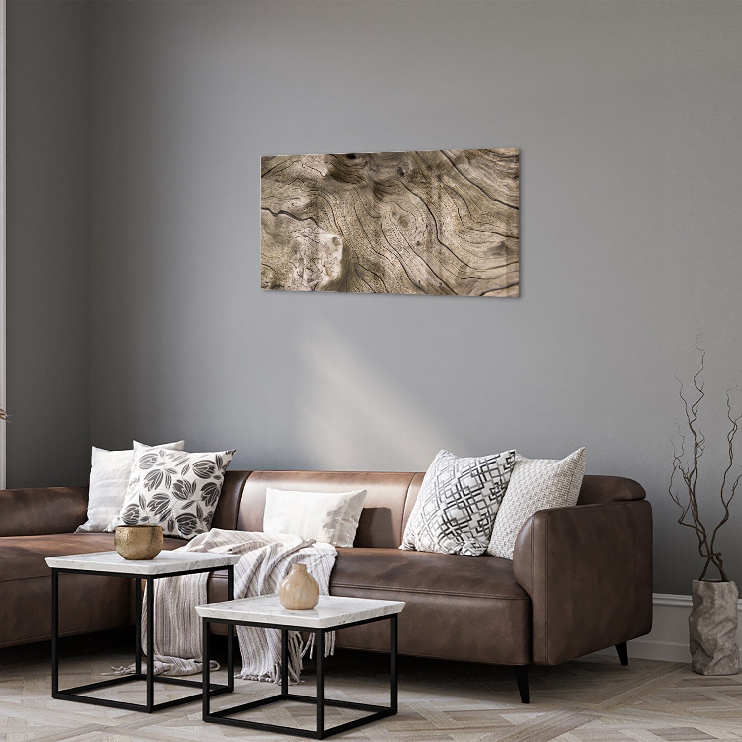 Glazen schilderij met een stijlvolle houtnerf op een witte muur.