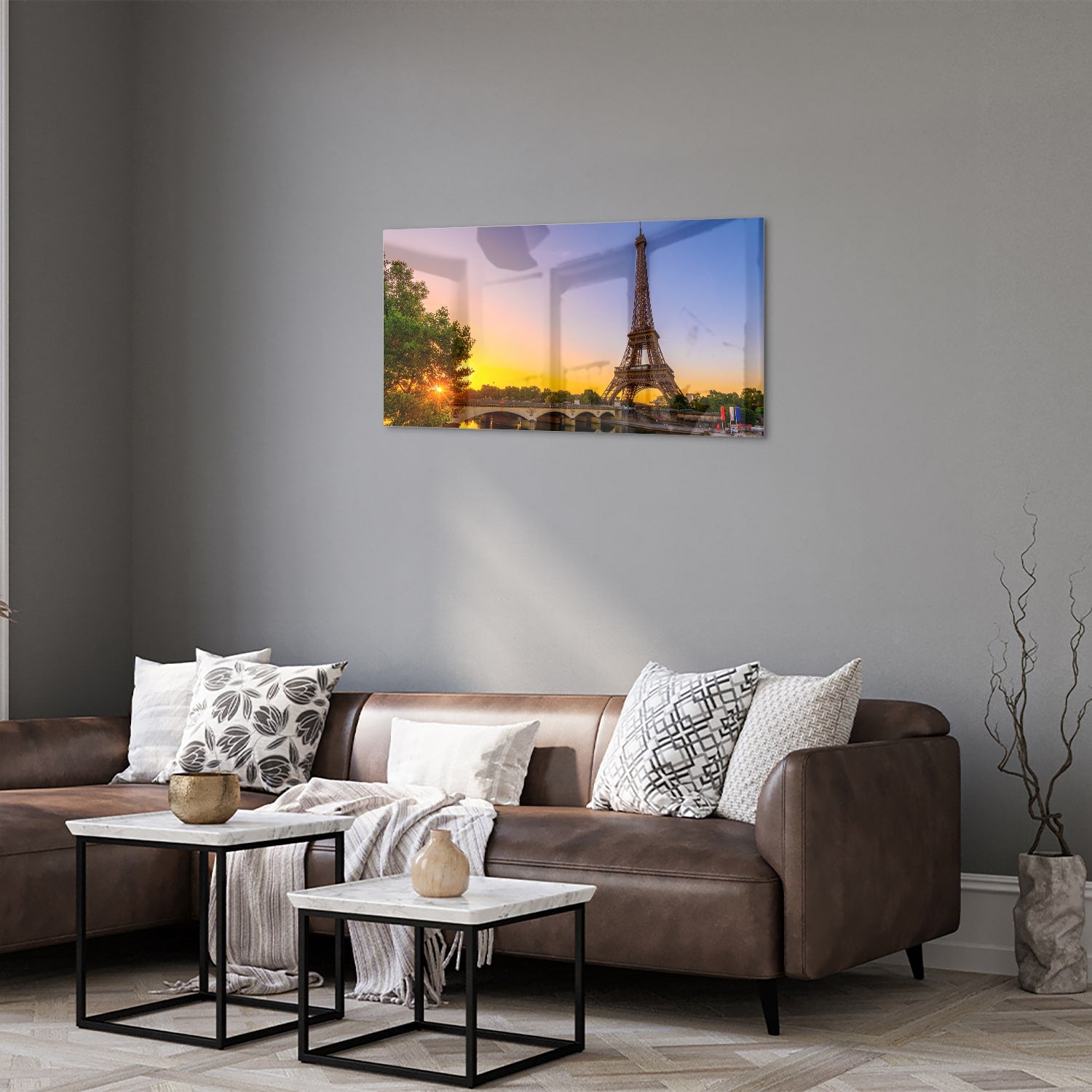 Een glazen schilderij van de Eiffeltoren bij zonsondergang, met warme kleuren.
