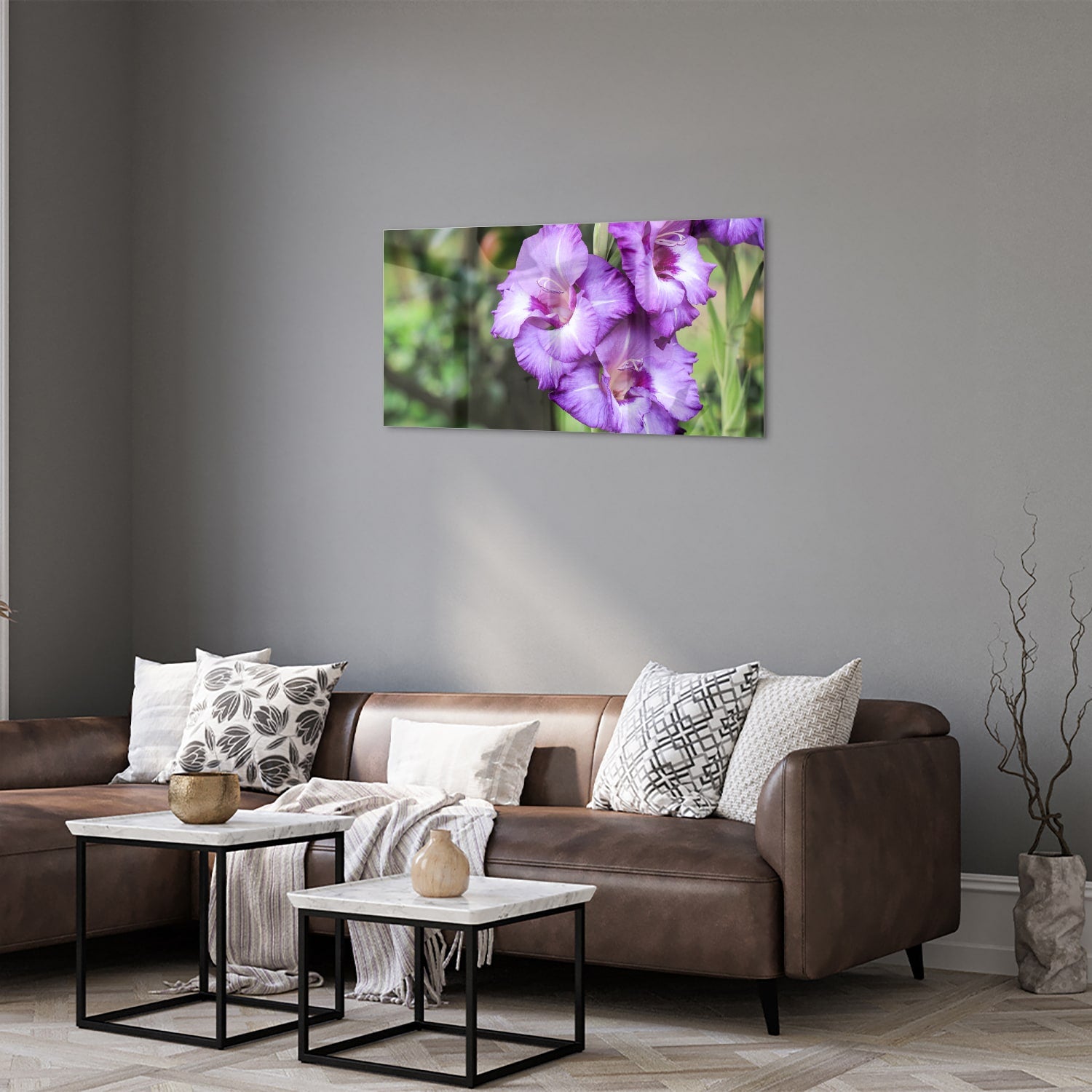 Glazen schilderij van paarse gladiolen aan de muur in een moderne woonkamer.