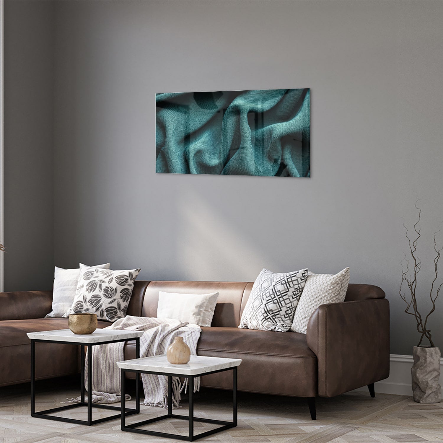 Elegante blauwgroene glazen schilderij in een moderne woonomgeving.