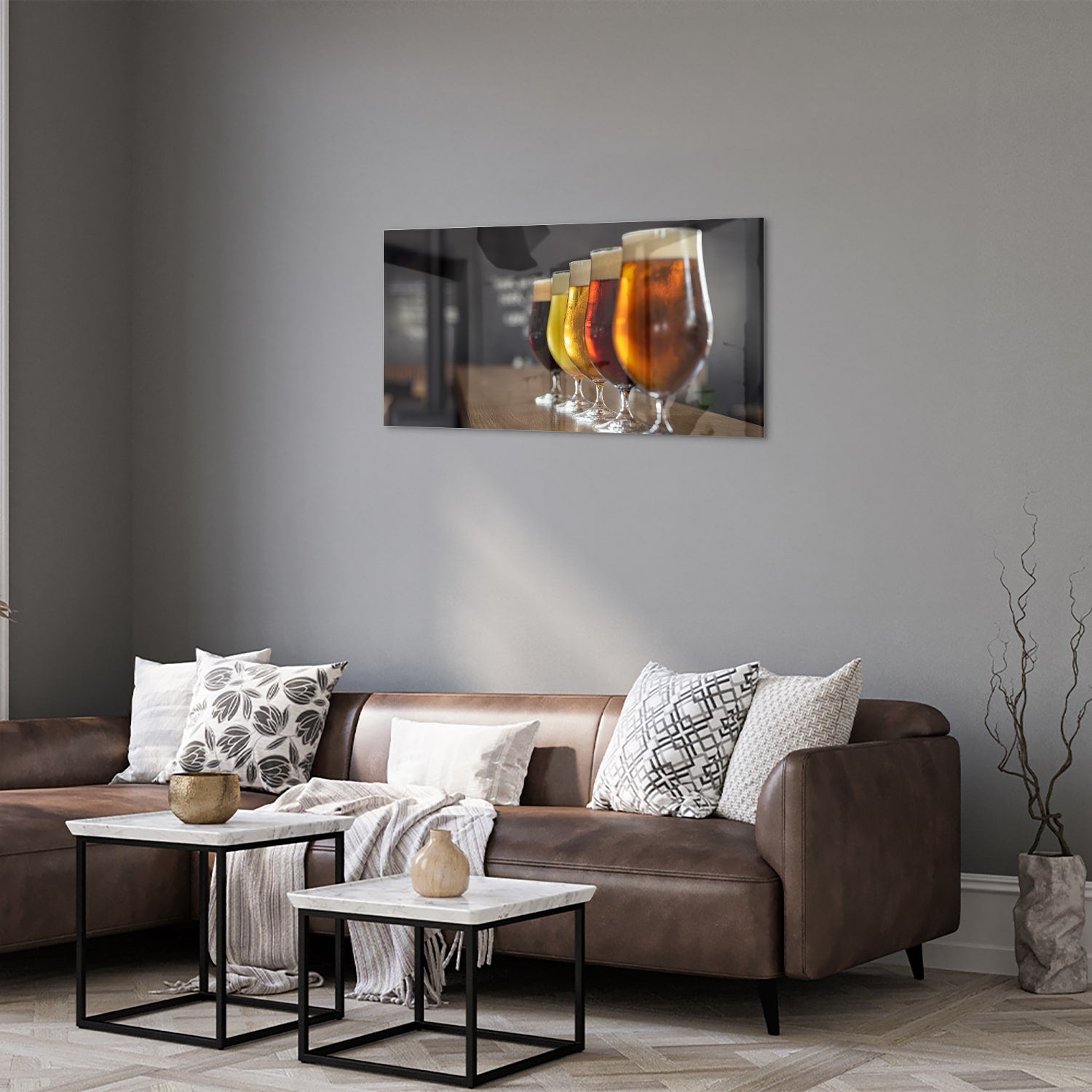 Glazen schilderij met een selectie verschillende bieren in helder glazen.