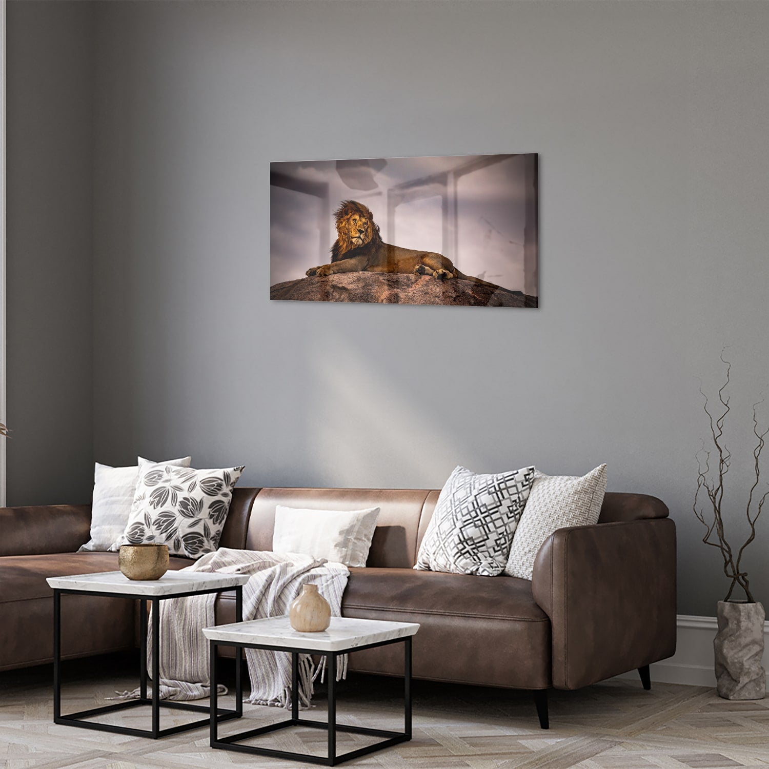 Glazenschilderij van een majestueuze leeuw op een rots, perfect voor interieurdecoratie.