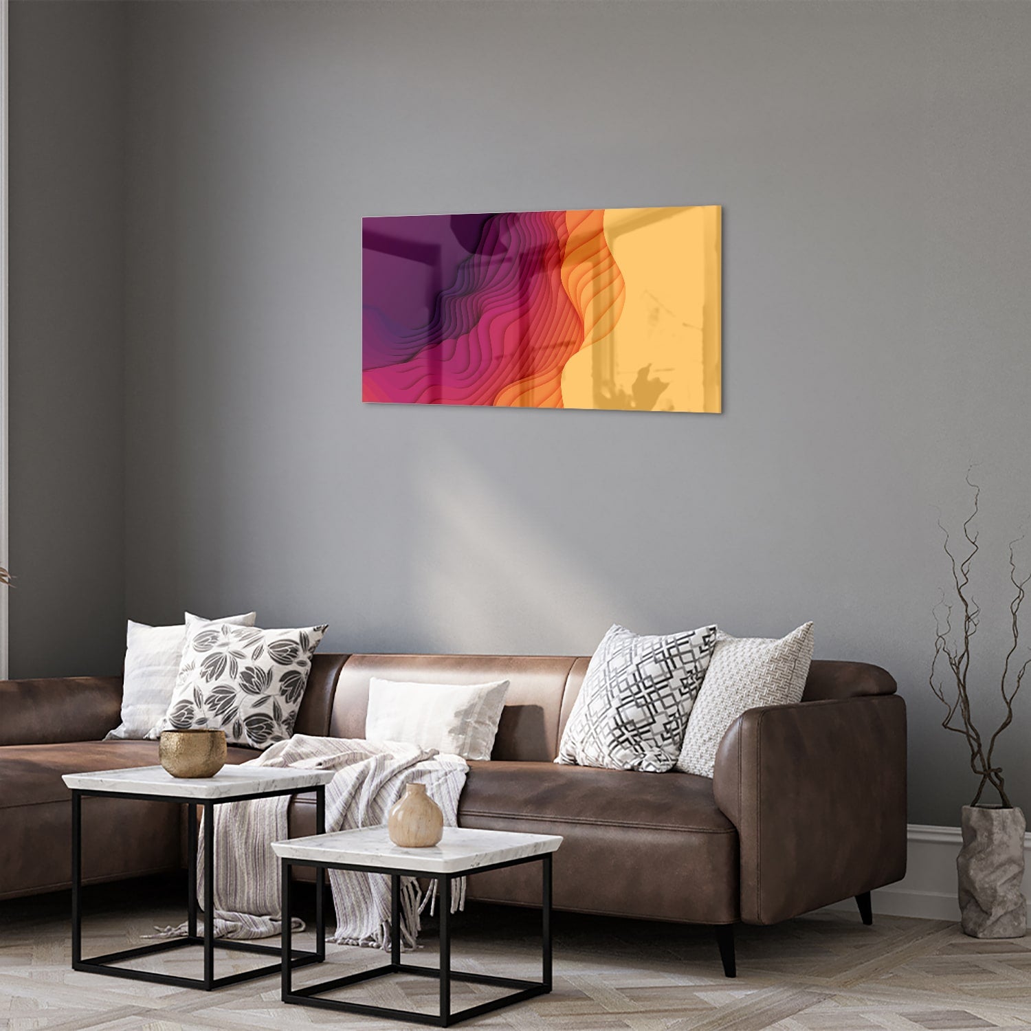 Abstract glazen schilderij met paarse en oranje golven aan de muur.