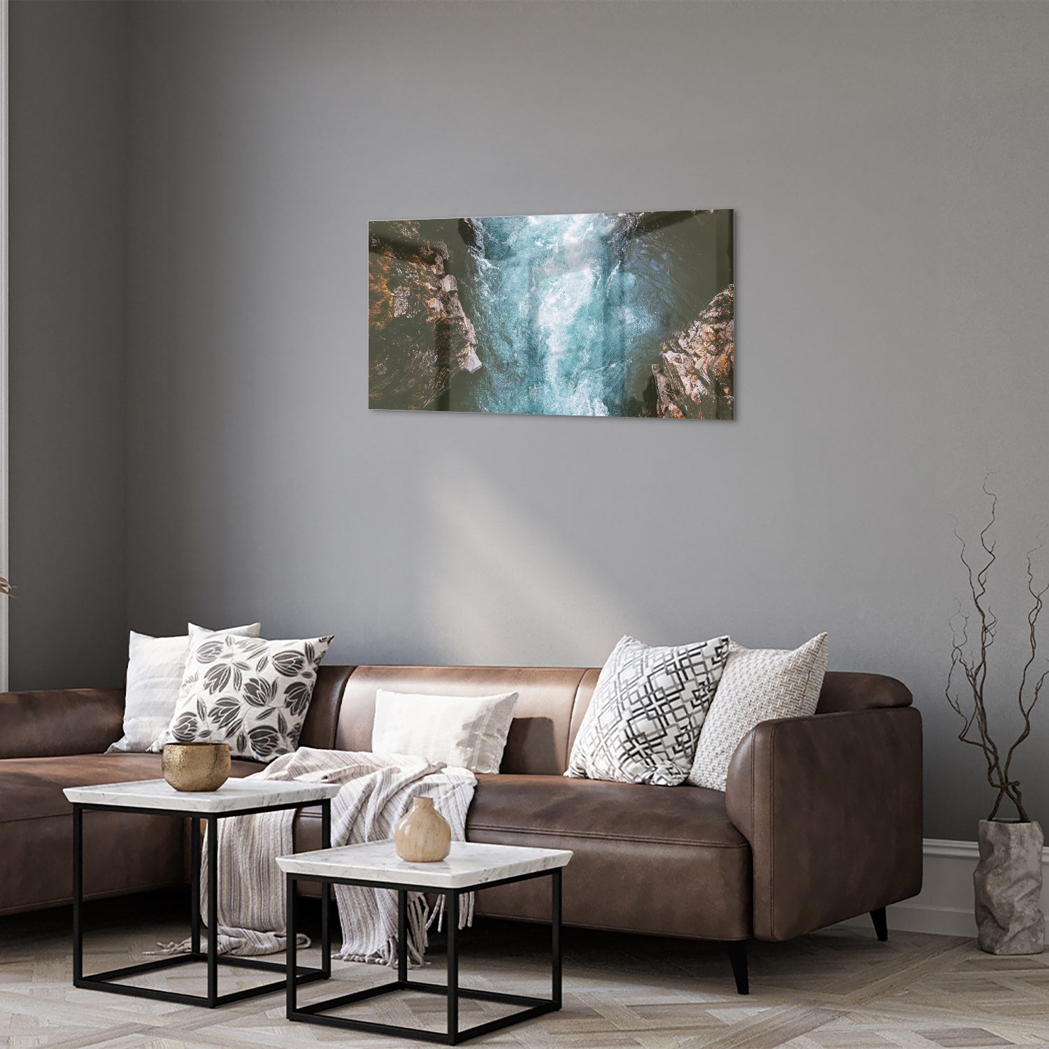 Glas schilderij van helder bergwater dat door rotsen stroomt.