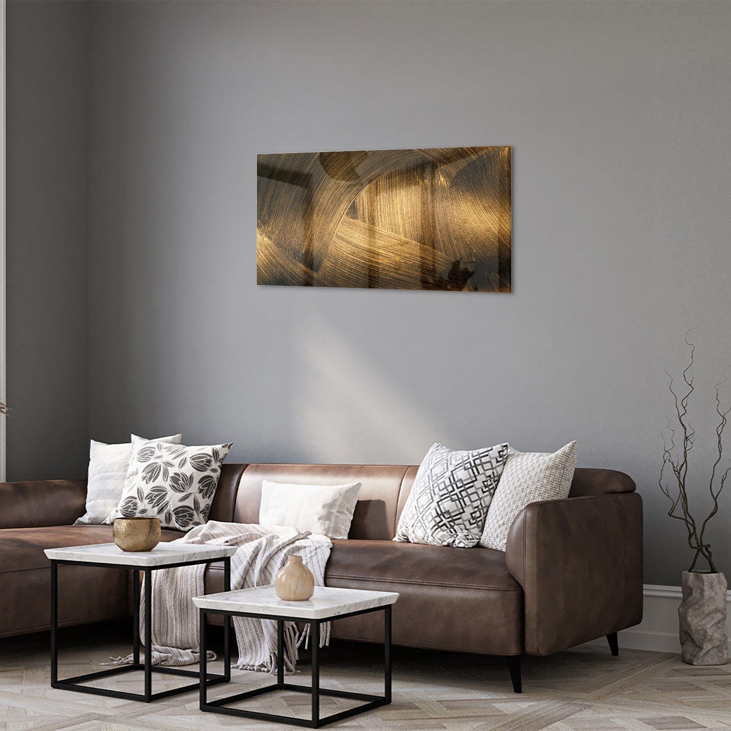 Glazen schilderij met gouden patronen aan de muur boven een houten meubel.