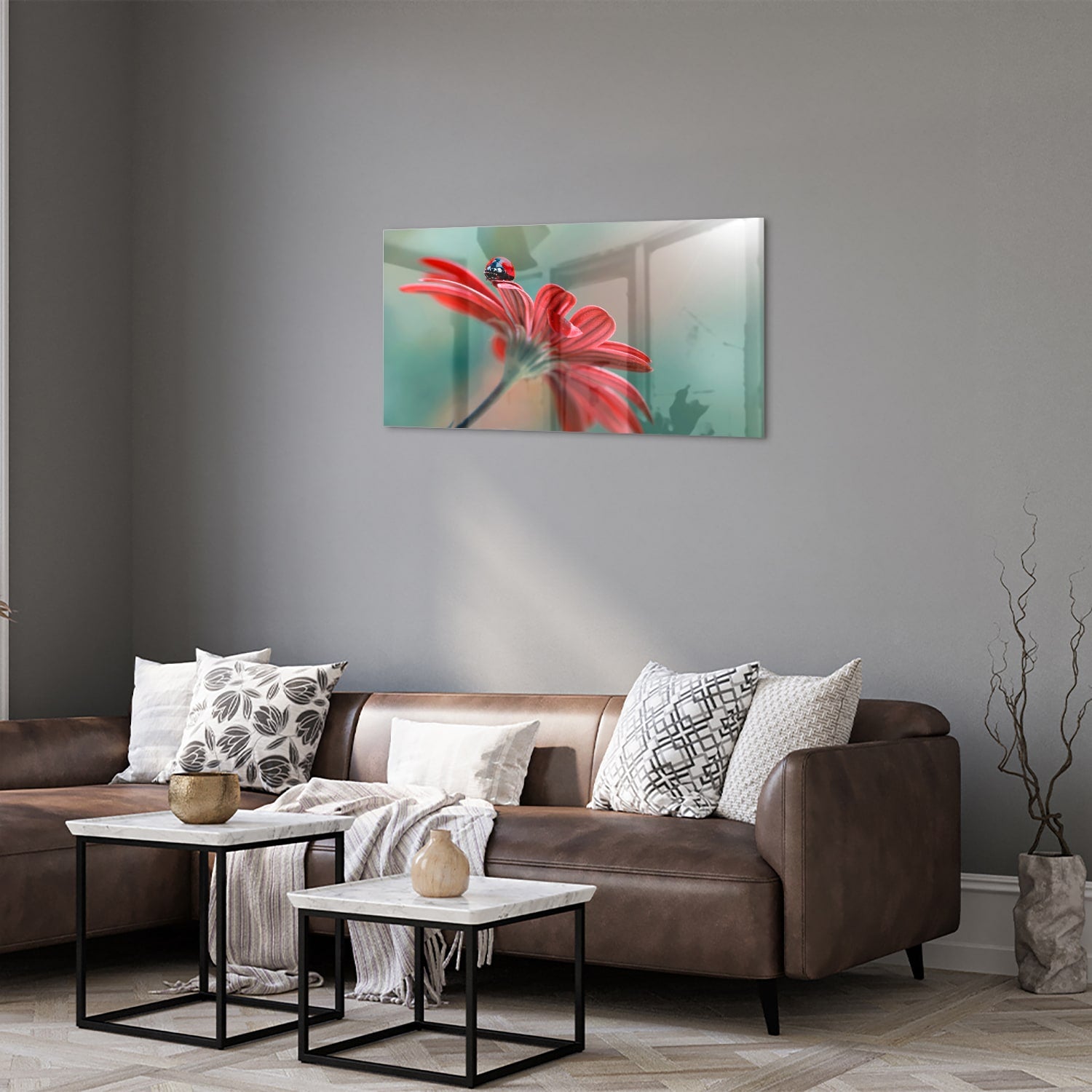 Een kleurrijk glazen schilderij van een rode bloem met een lieveheersbeestje.