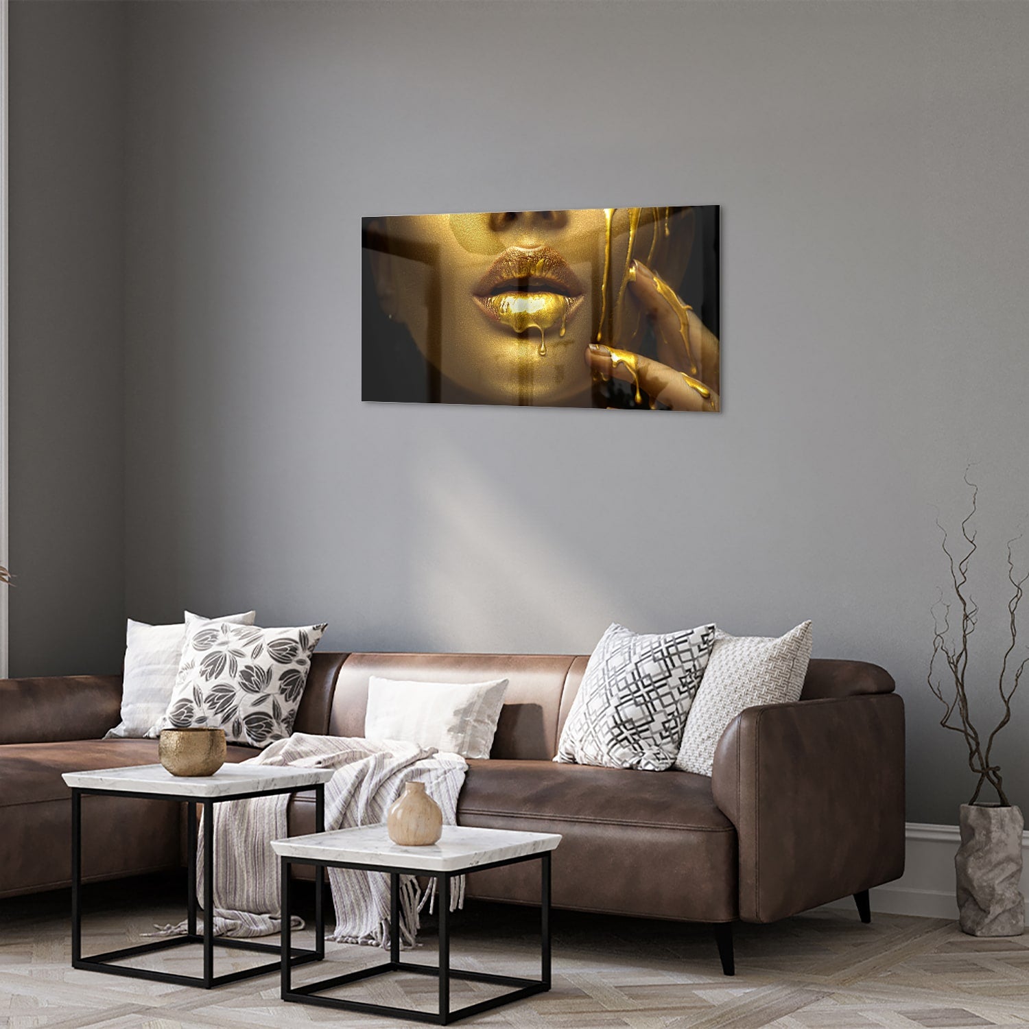 Gouden glazen schilderij van lippen met glanzende vloeistof op een muur.