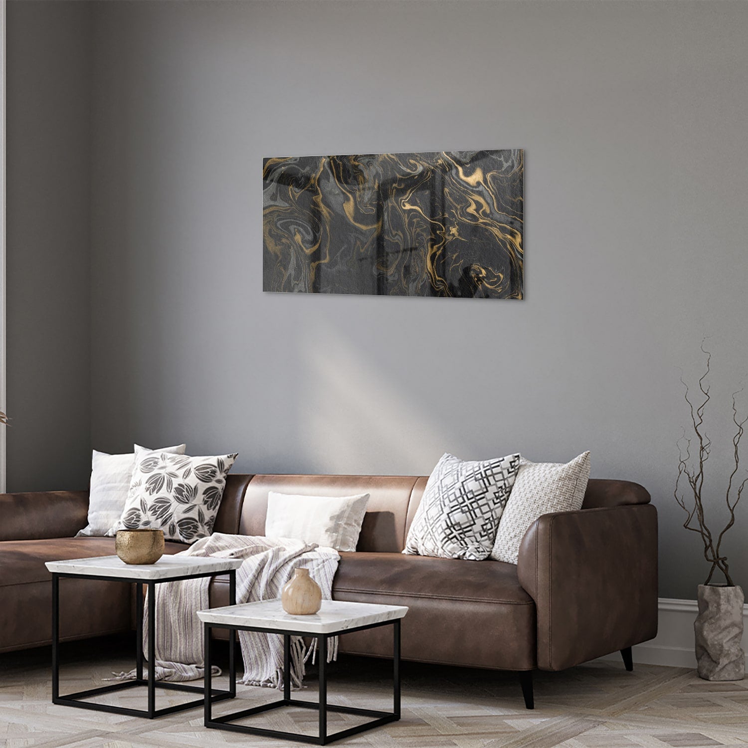 Zwart-gouden glazen schilderij met marmerachtige patronen aan de muur