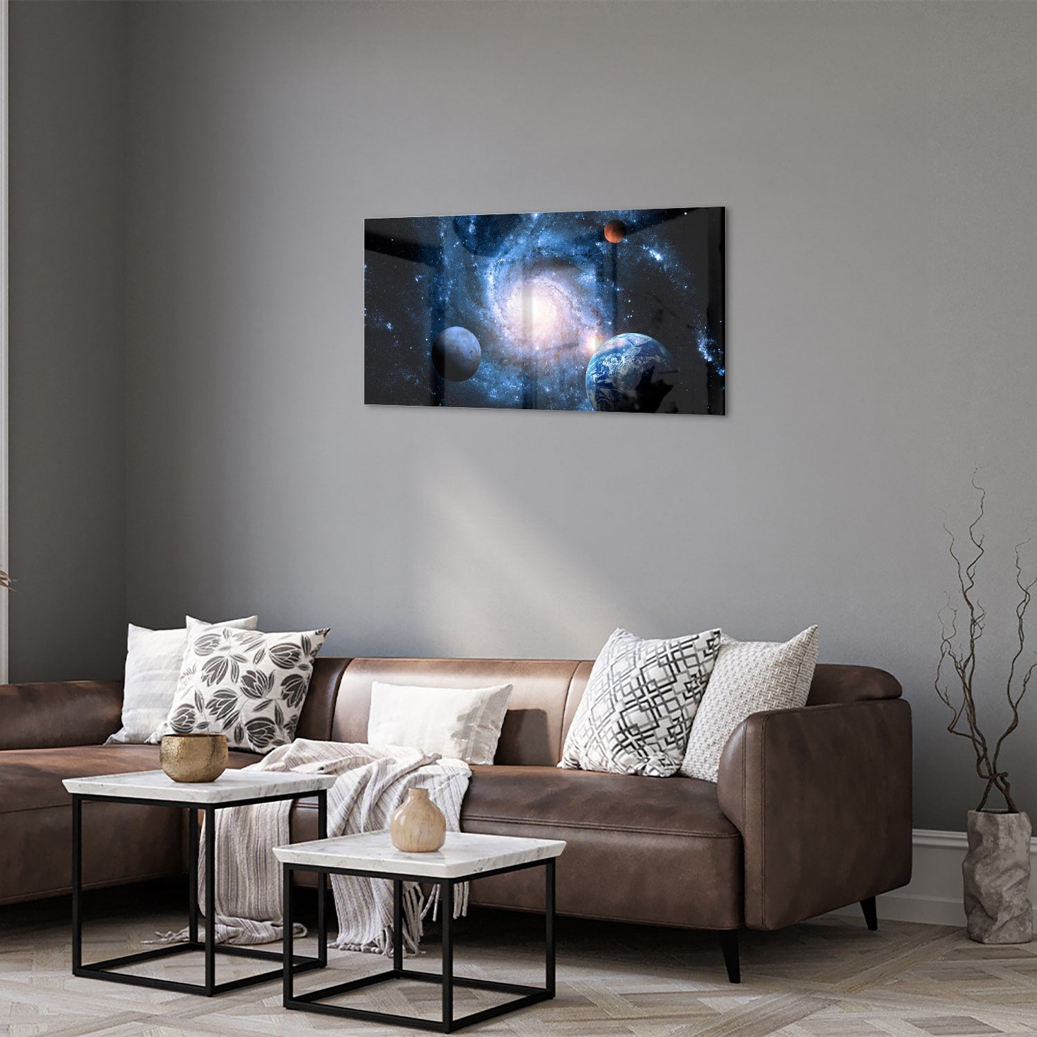 Glazen schilderij van het heelal met sterren en planeten, hangend aan de muur