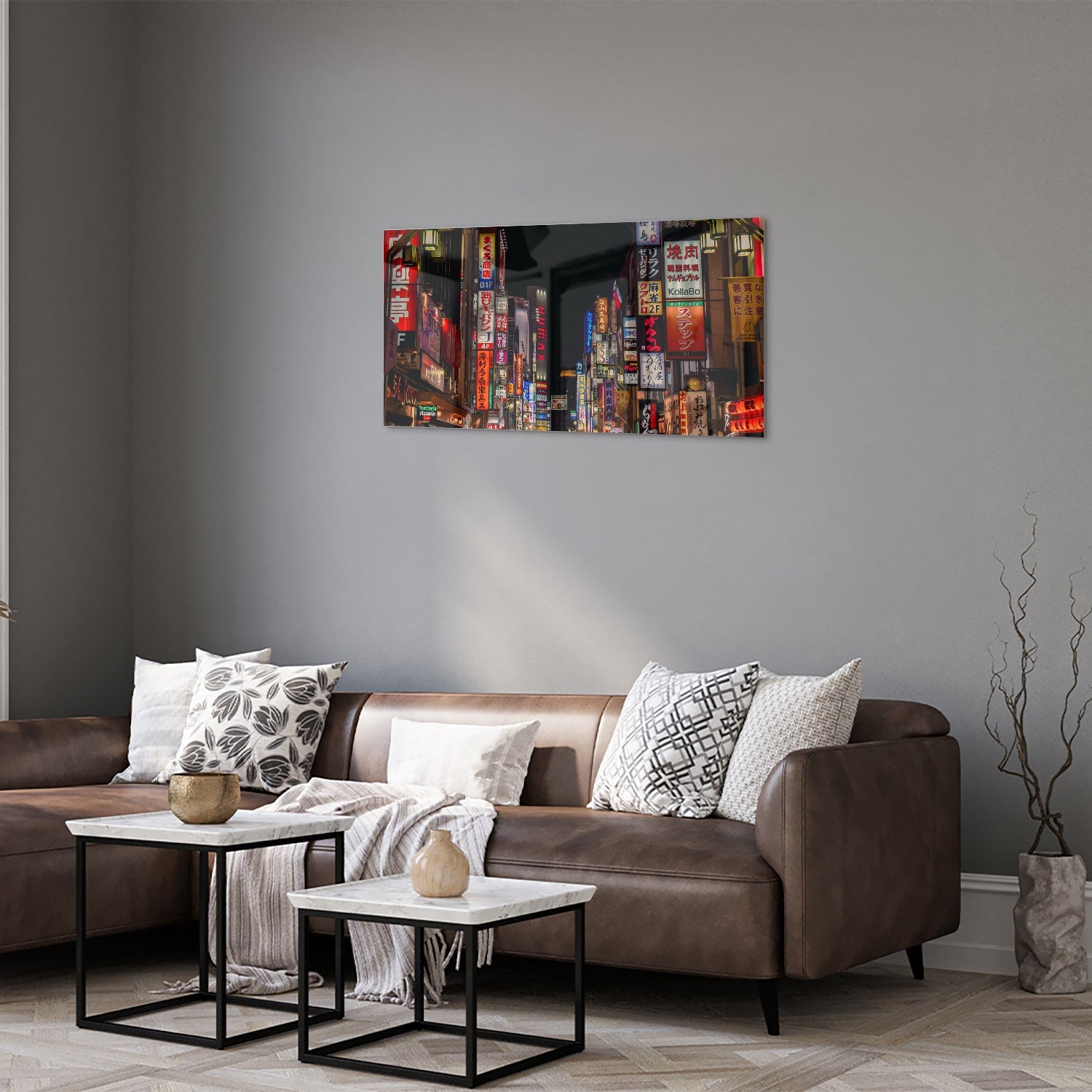 Glazen schilderij van een levendige stad met neonverlichting aan de muur in een moderne woonkamer.