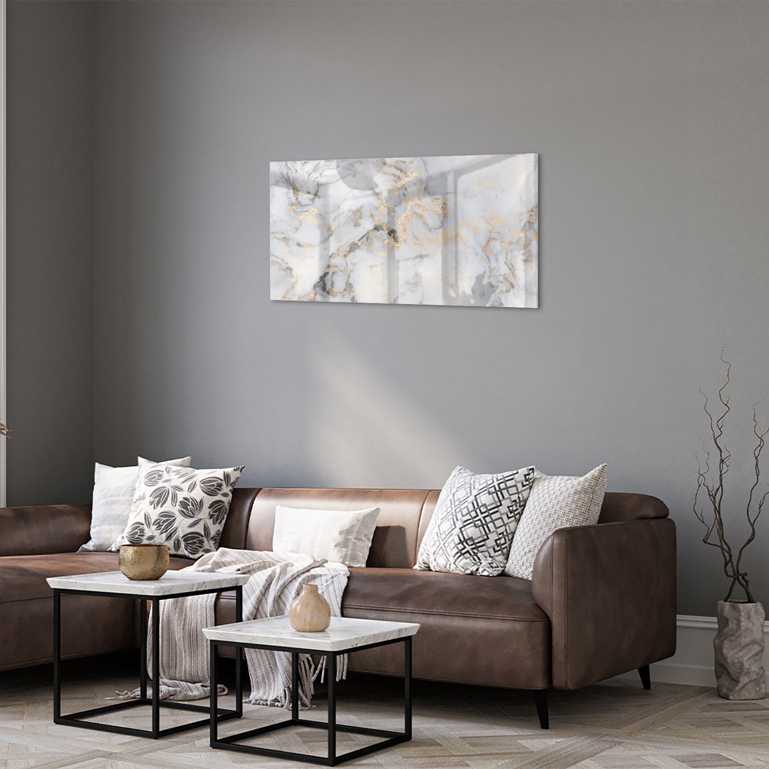 Glazen schilderij met marmerlook en gouden accenten aan de muur.
