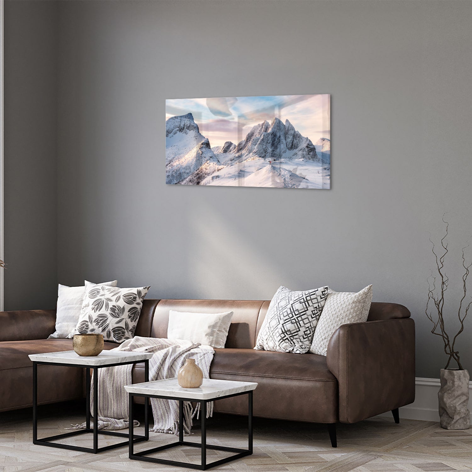 Glazen schilderij van besneeuwde bergen in een lichte woonkamer