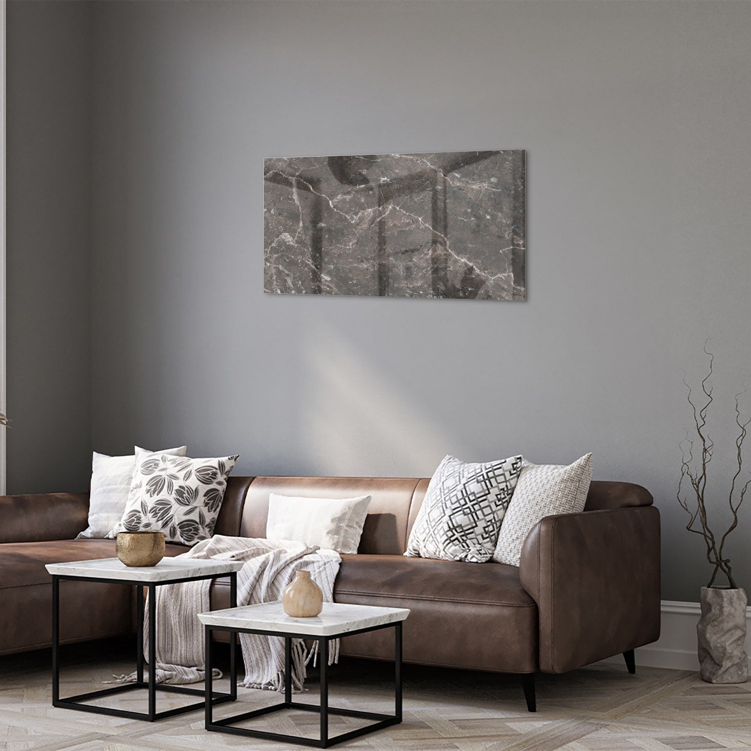 Glazen schilderij met marmerdesign in een moderne woonkamer