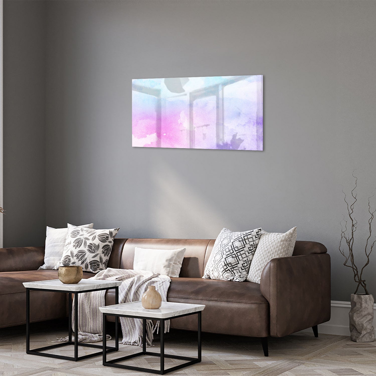 Abstract glazen schilderij met paarse en blauwe tinten aan de muur.