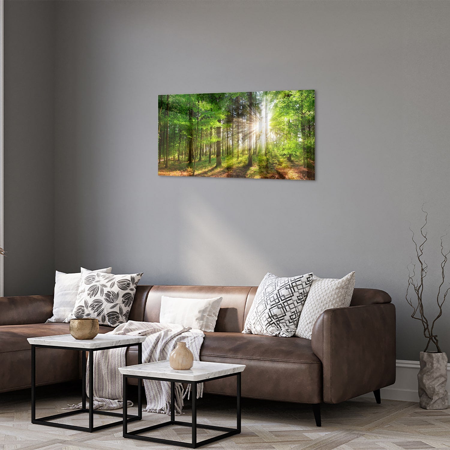 Glazen schilderij van een bos met zonnestralen op een muur.
