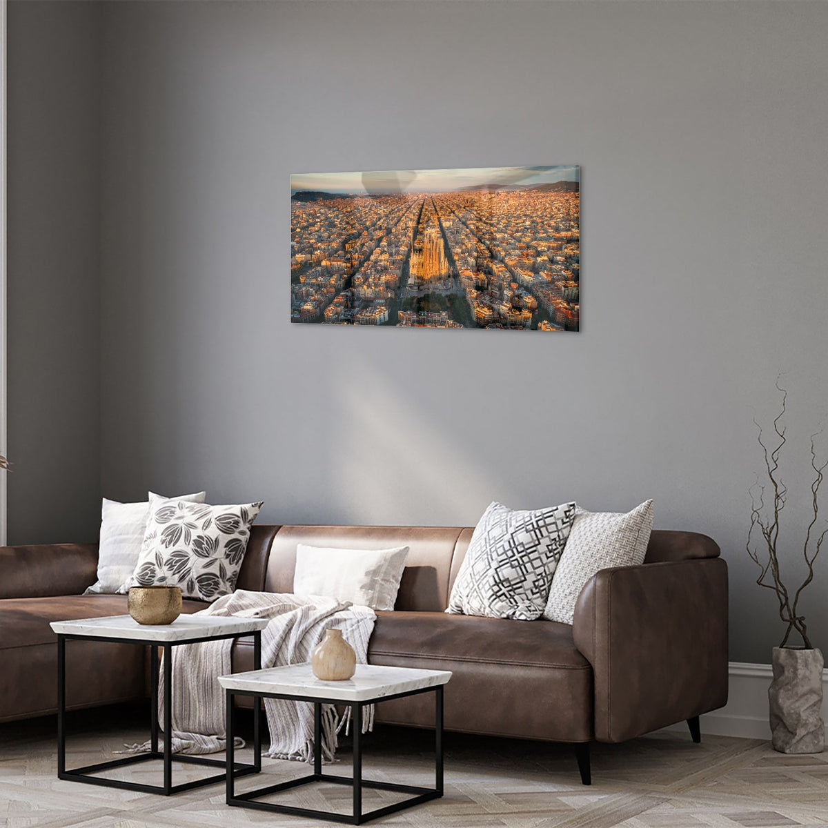 Glazen schilderij met uitzicht op een stad onder de zonsondergang
