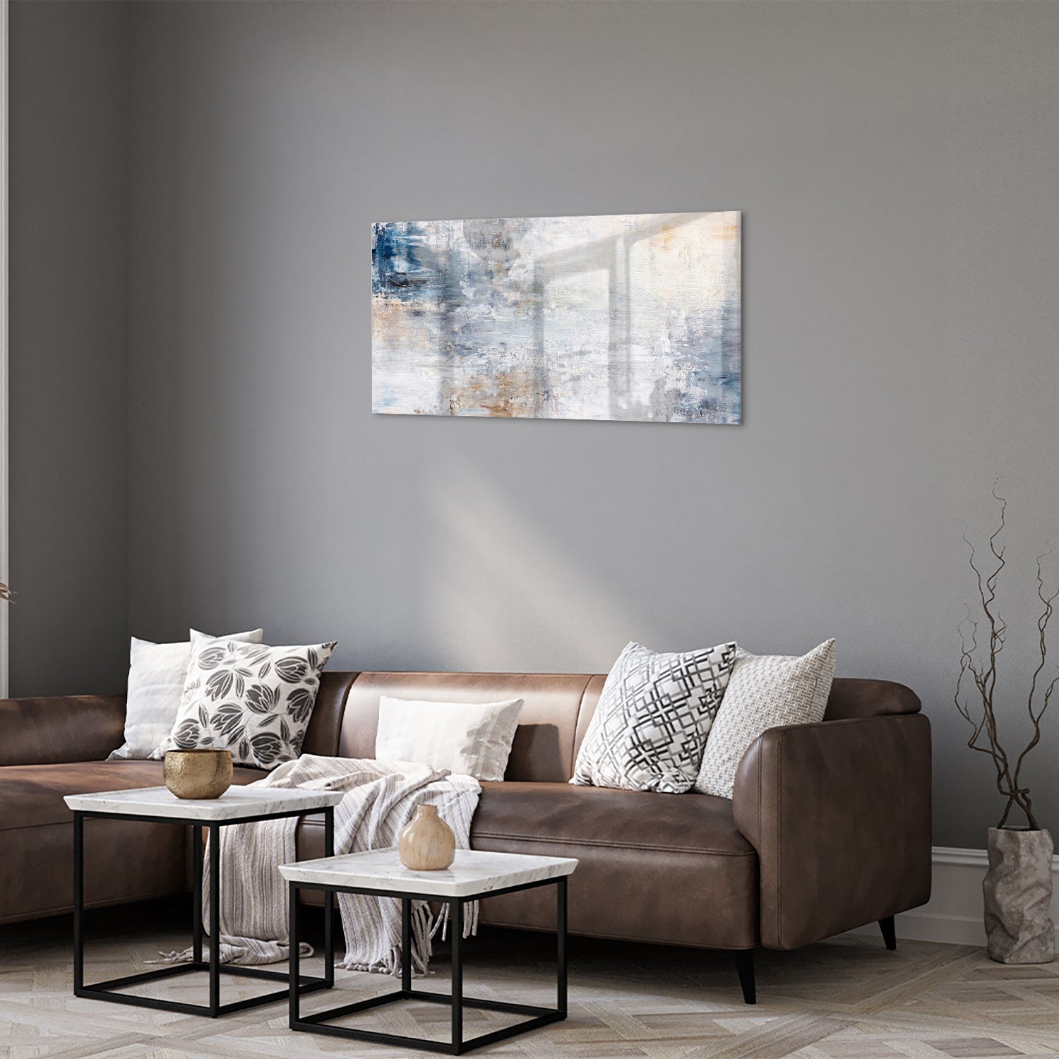 Abstract glazen schilderij met blauwe en neutrale tinten in woonkamer