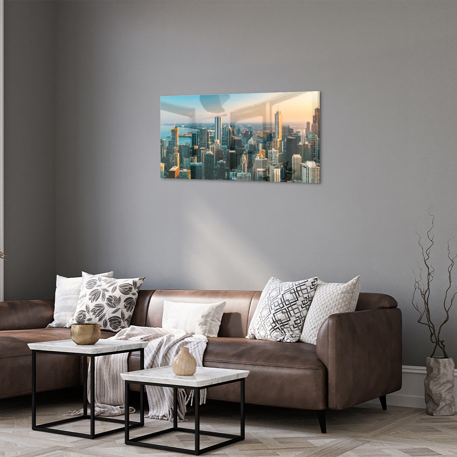 Glazen schilderij met uitzicht op een stad skyline onder een zonsondergang