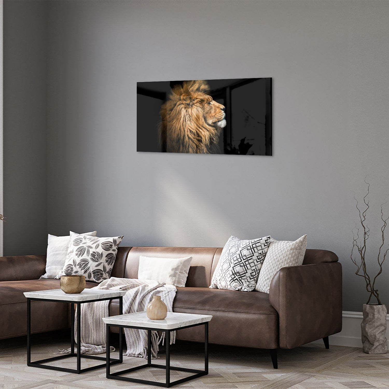 Glazen schilderij van een leeuw met rijke, gouden manen tegen een zwarte achtergrond.