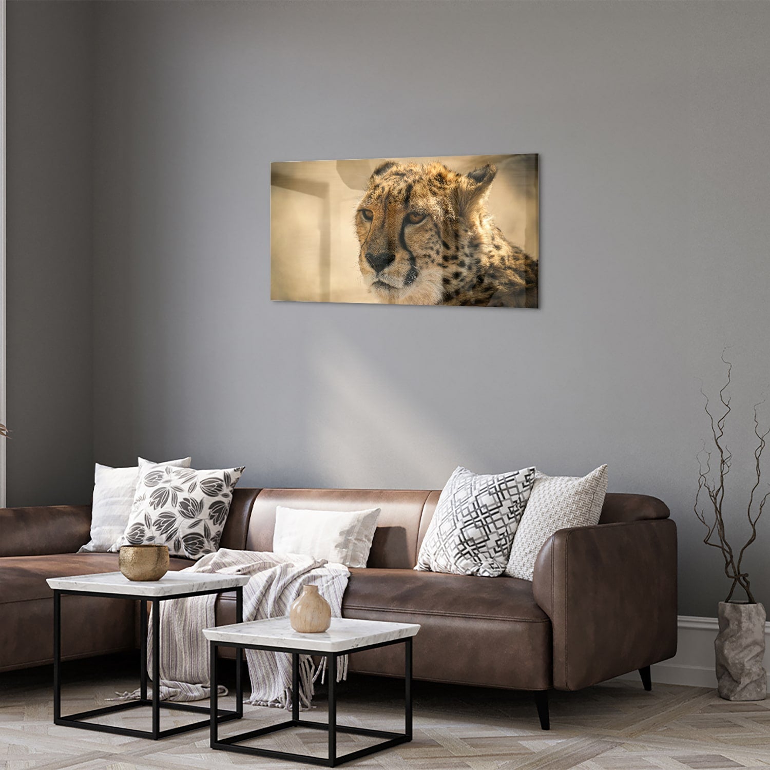 Glazen schilderij van een luipaard hangt aan de muur in een stijlvolle woonkamer.